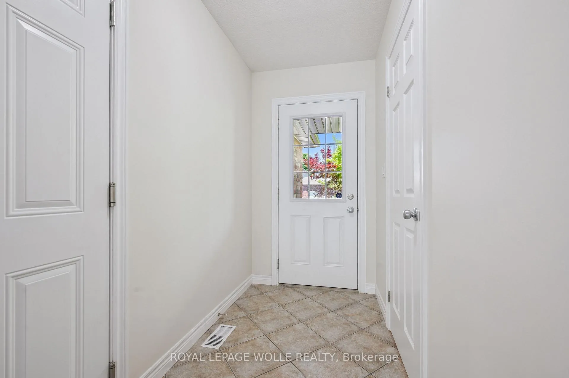 Photo 5 of 86 Upper Mercer Street, Kitchener — HOMEH