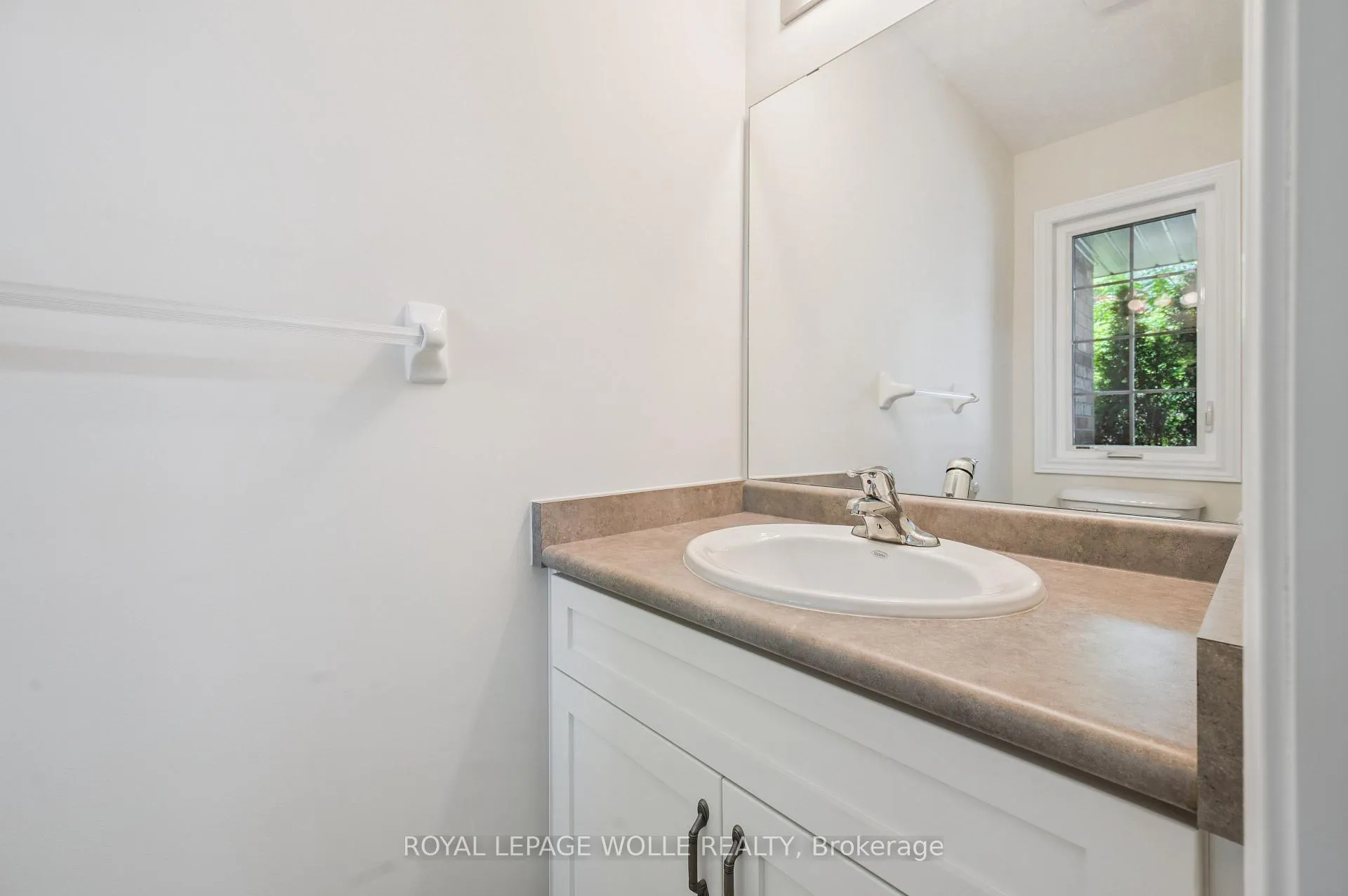Photo 16 of 86 Upper Mercer Street, Kitchener — HOMEH