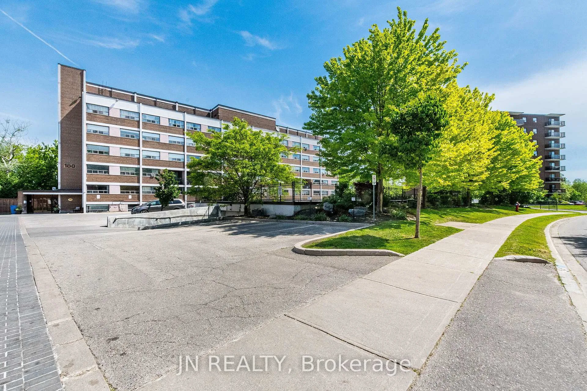 Photo 2 of Unit 409, 188 Mill Street S, Brampton, Brampton South — HOMEH