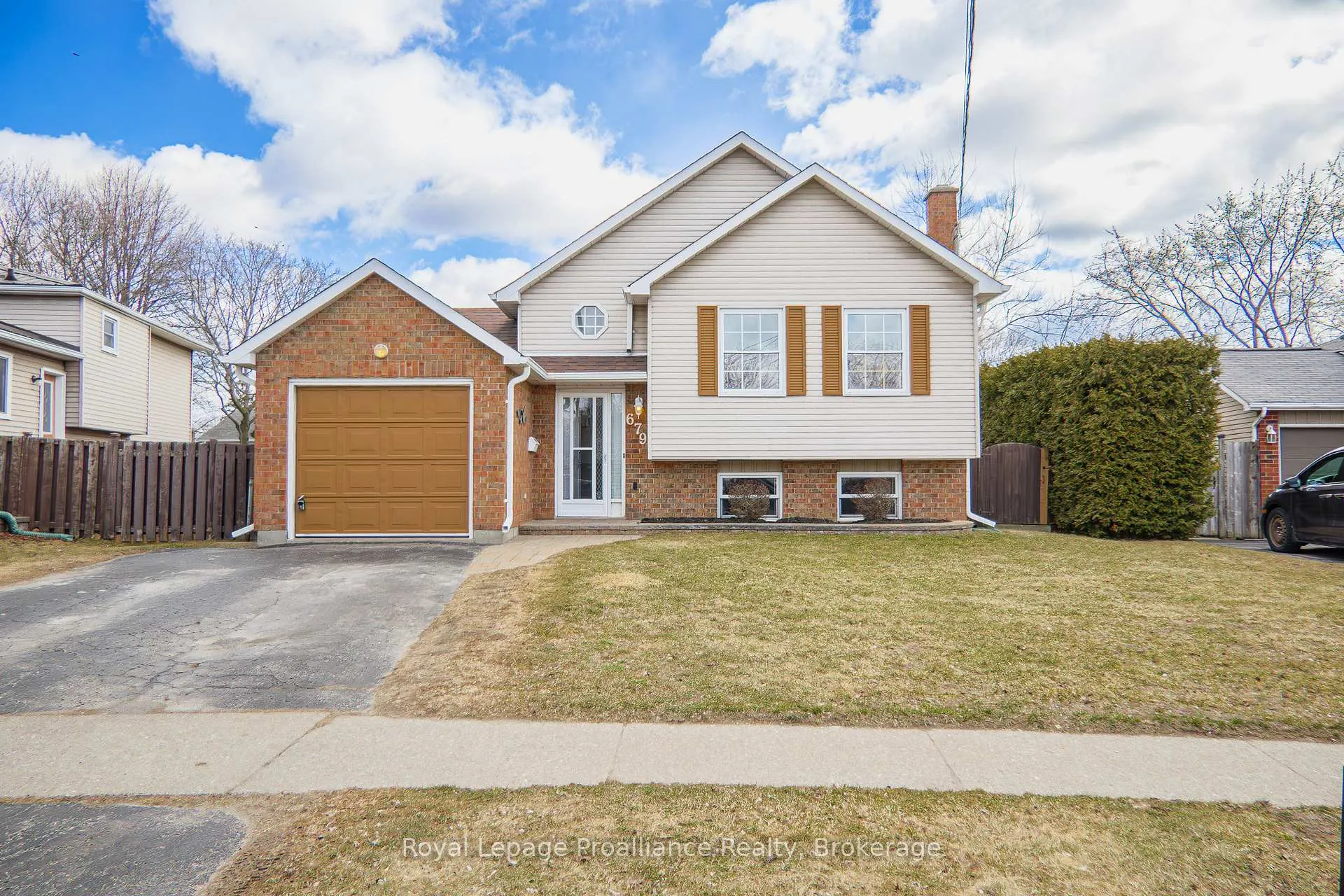 Photo 2 of 679 Mackechnie Crescent, Cobourg — HOMEH
