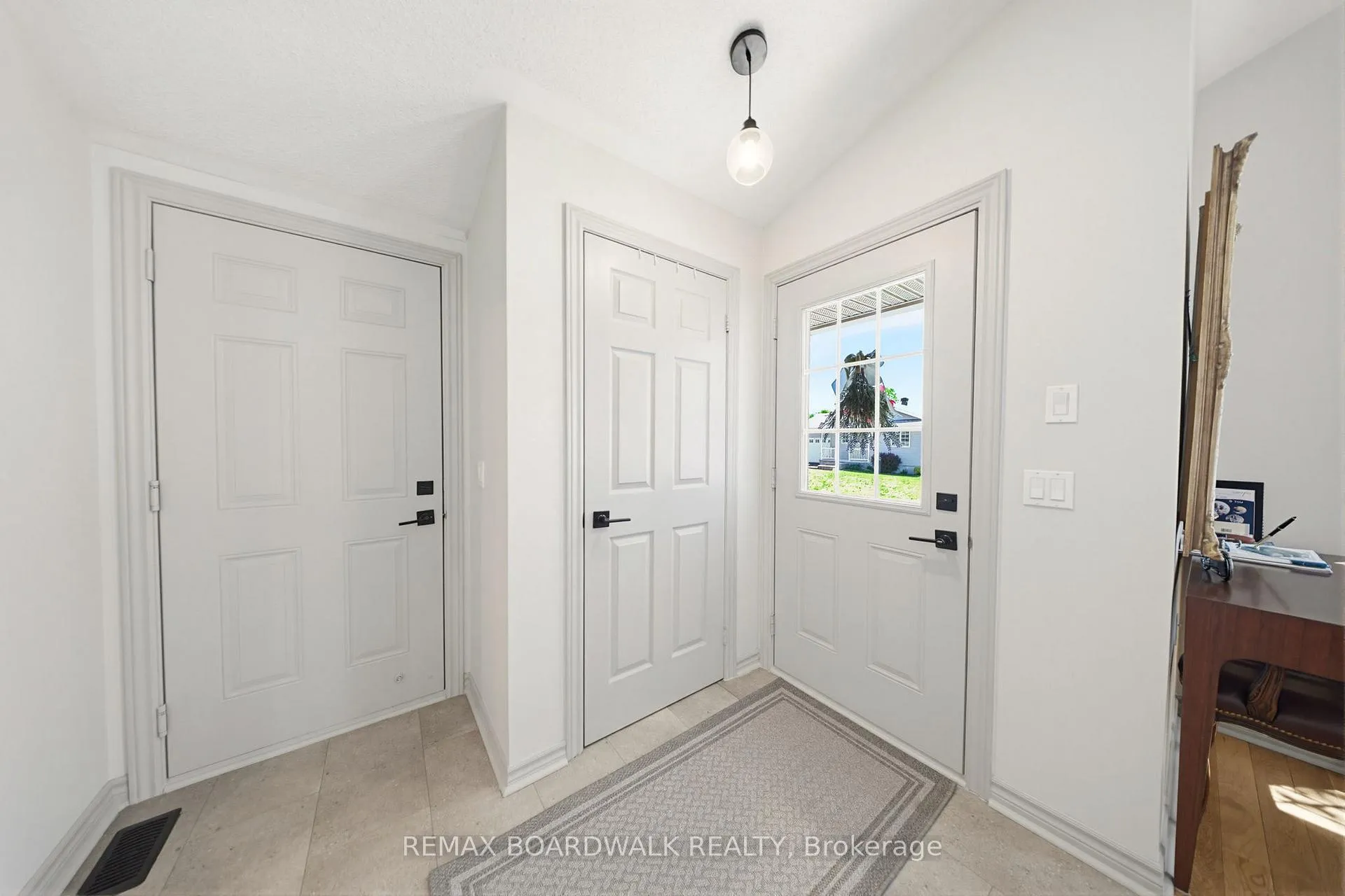 Photo 5 of 1013 Ada Barrington Private, Ottawa, Greely — HOMEH