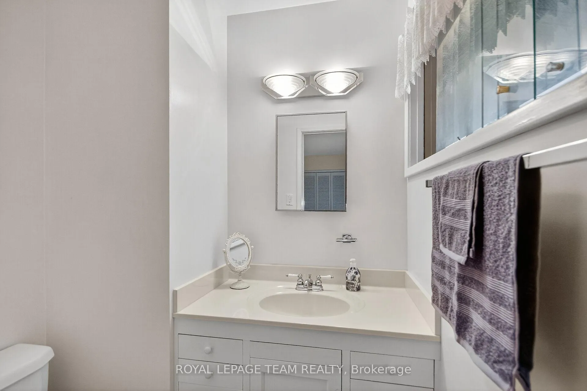 Photo 17 of 46 Quinpool Crescent, Ottawa, Arbeatha Park — HOMEH