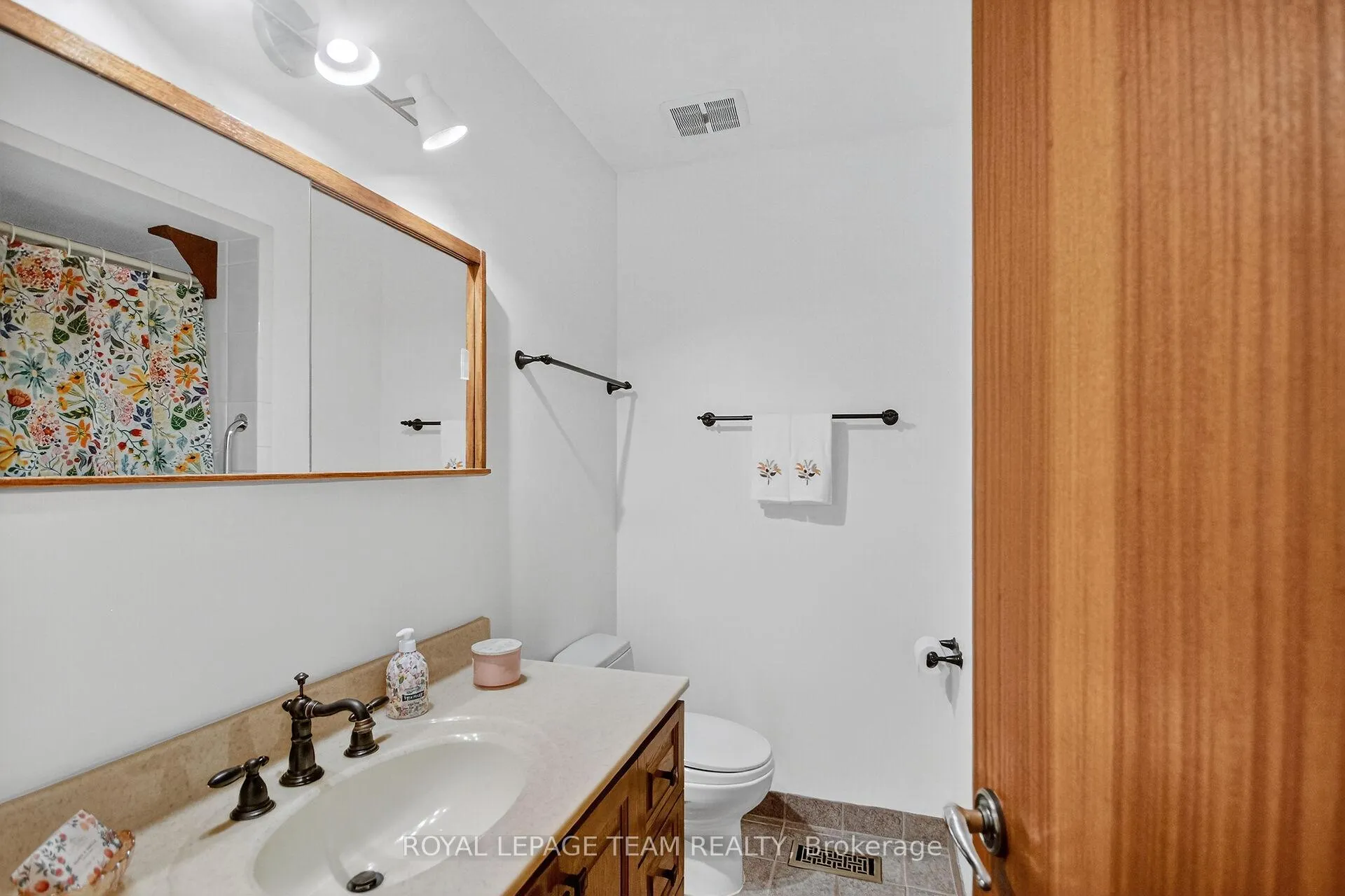 Photo 22 of 46 Quinpool Crescent, Ottawa, Arbeatha Park — HOMEH