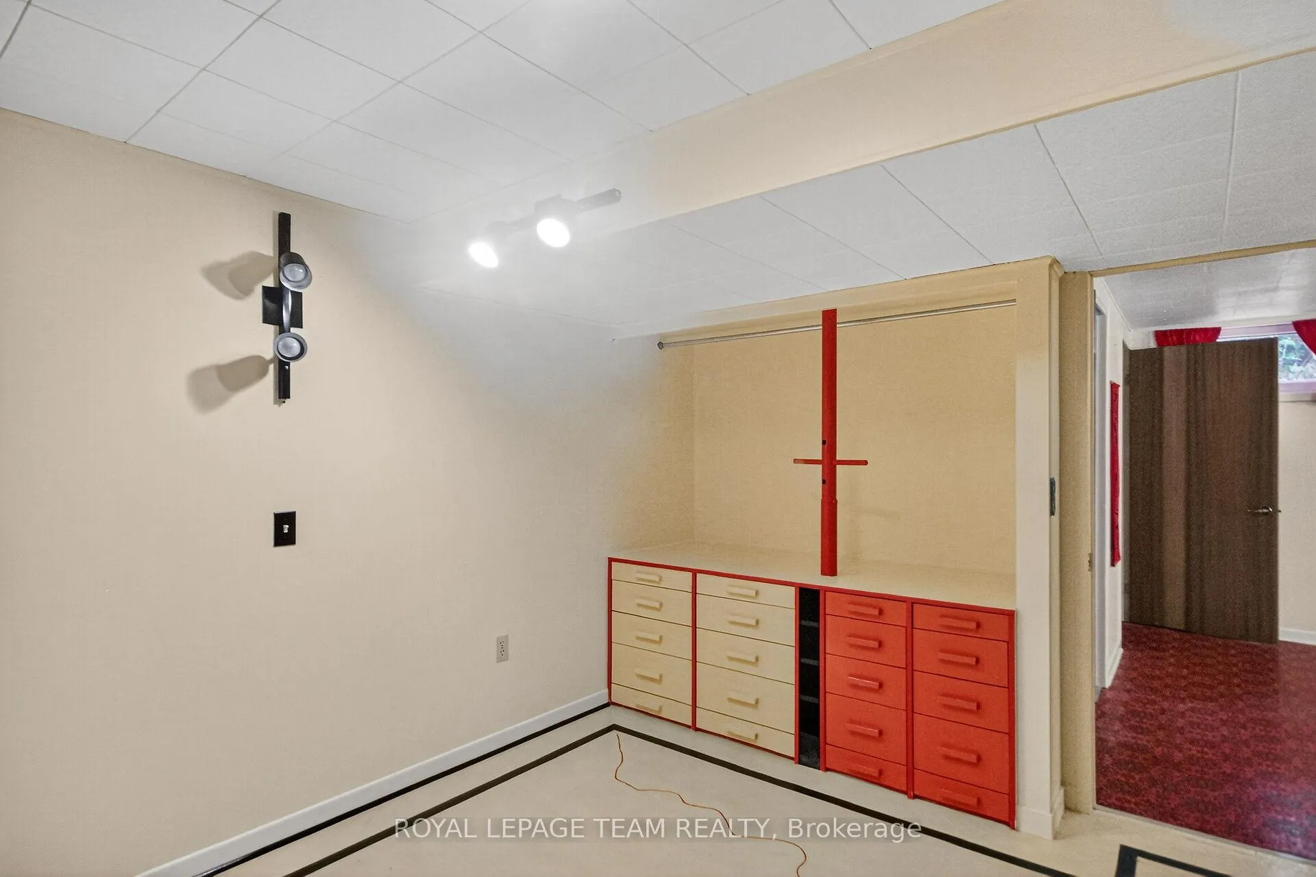 Photo 27 of 46 Quinpool Crescent, Ottawa, Arbeatha Park — HOMEH