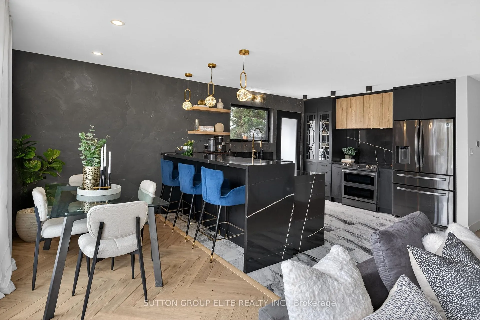 Photo 3 of 19 Hardwick Court, Etobicoke, Eringate-Centennial-West Deane — HOMEH
