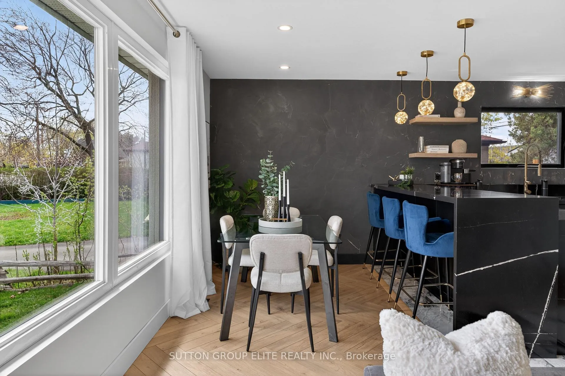 Photo 4 of 19 Hardwick Court, Etobicoke, Eringate-Centennial-West Deane — HOMEH