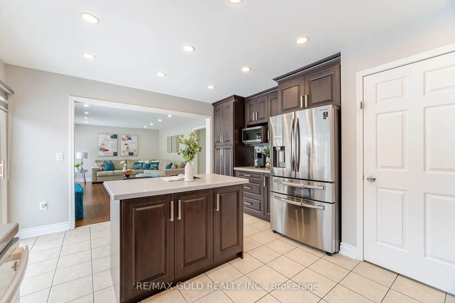 Photo 16 of 8 Upshall Drive, Brampton, Vales of Castlemore — HOMEH