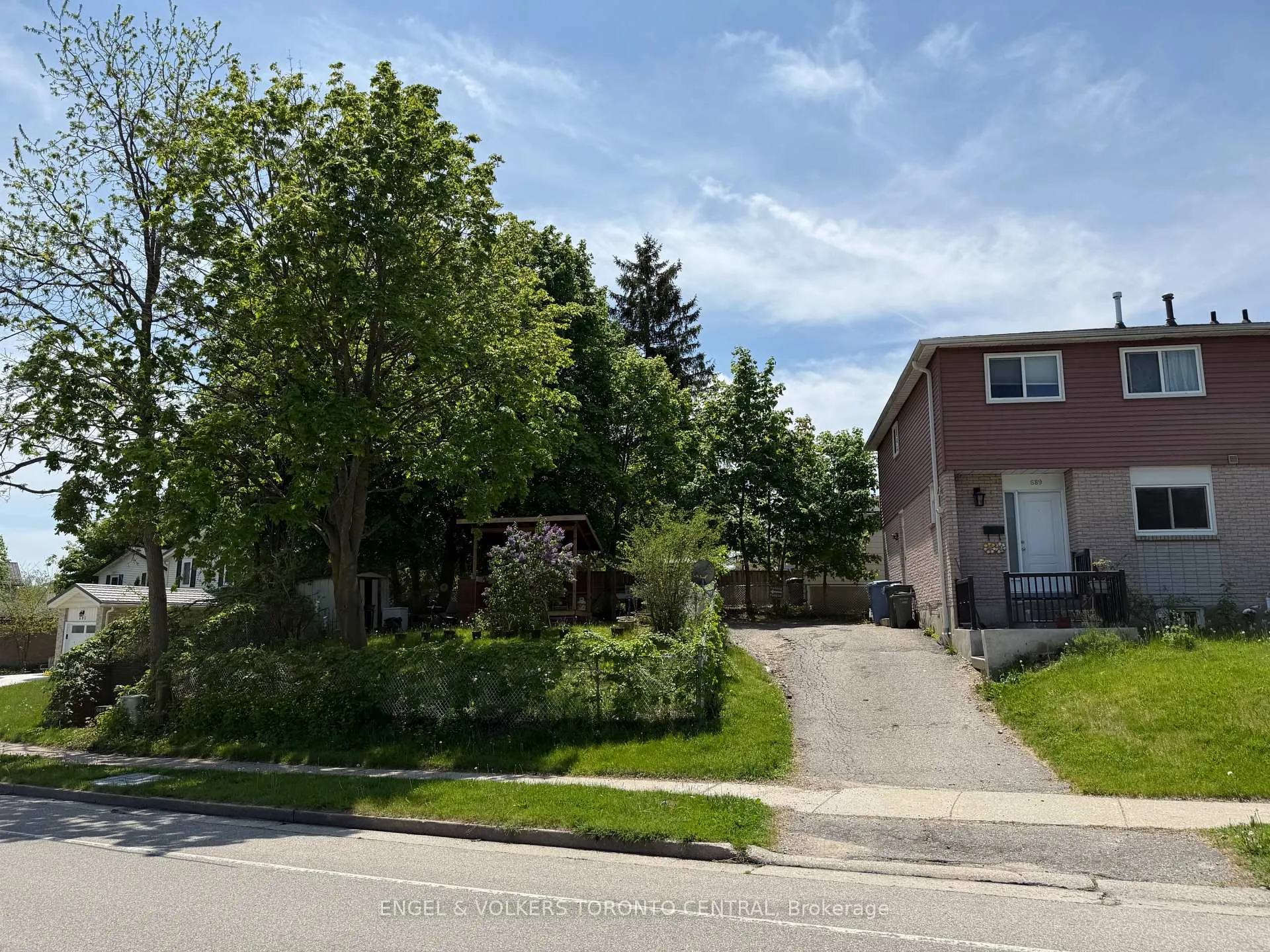 Photo 2 of 689 College Avenue W, Guelph, Dovercliffe Park/Old University — HOMEH