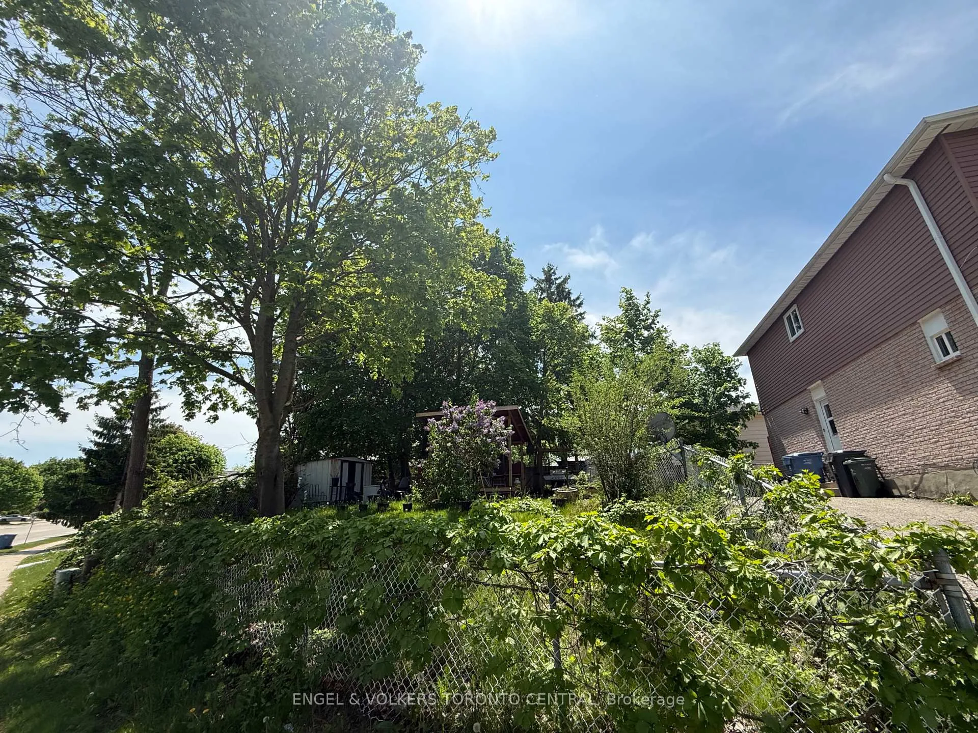 Photo 3 of 689 College Avenue W, Guelph, Dovercliffe Park/Old University — HOMEH