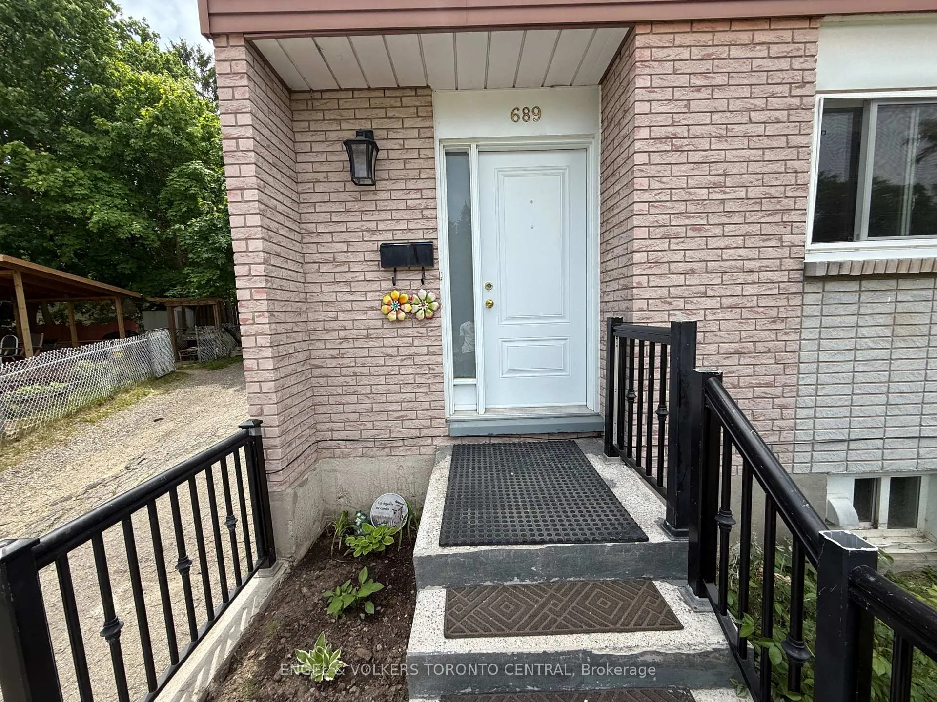 Photo 7 of 689 College Avenue W, Guelph, Dovercliffe Park/Old University — HOMEH