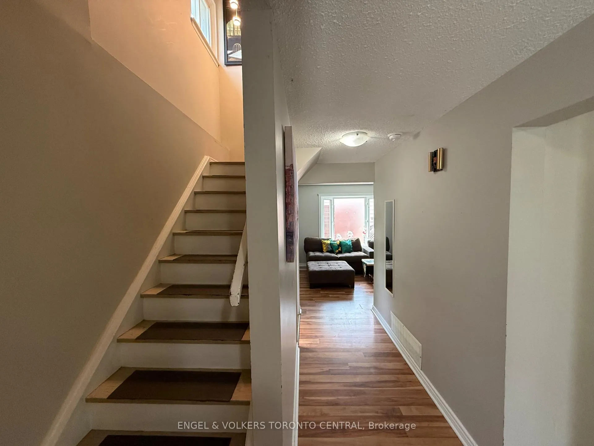 Photo 9 of 689 College Avenue W, Guelph, Dovercliffe Park/Old University — HOMEH