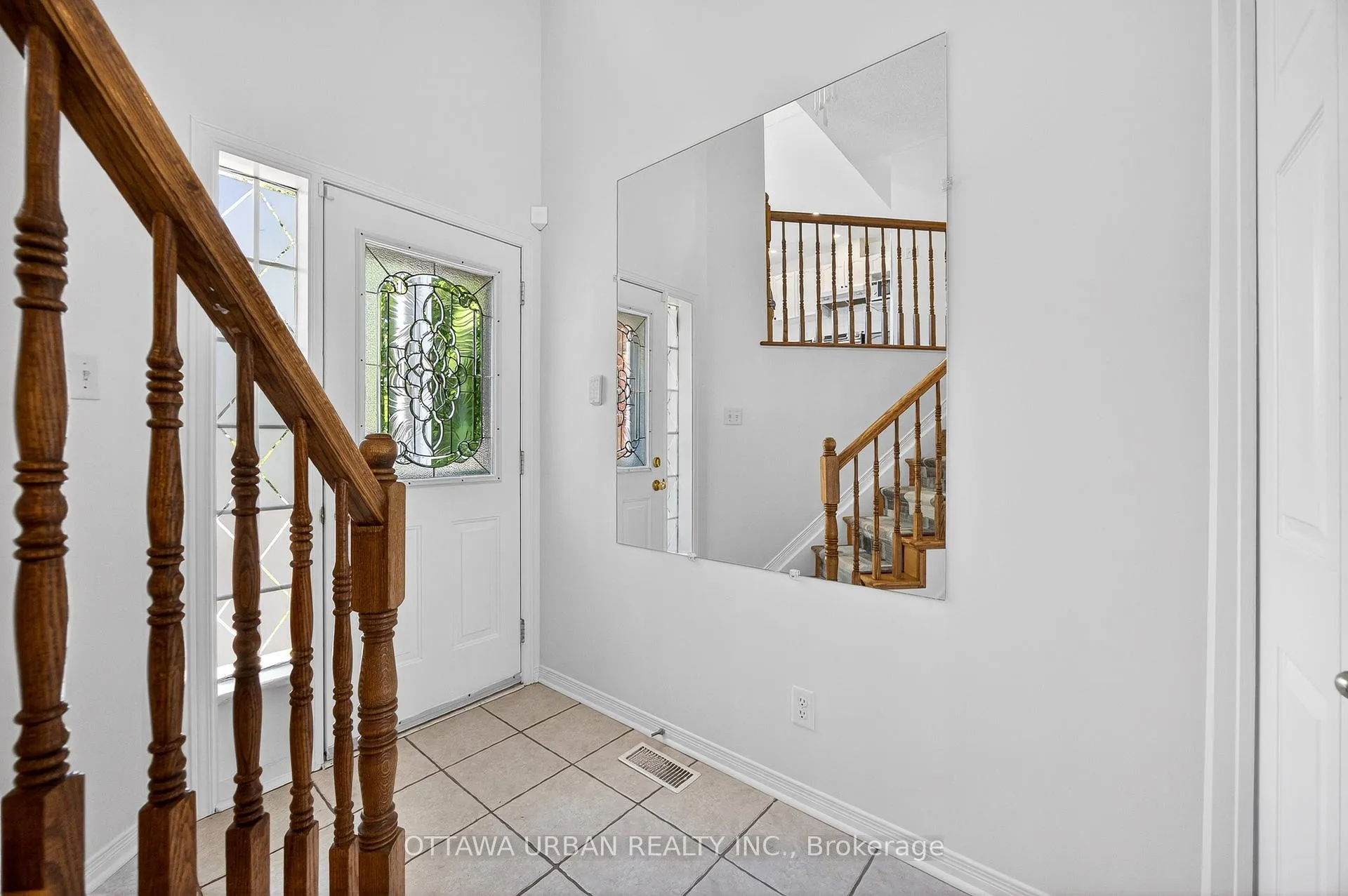 Photo 3 of 127 Castle Glen Crescent, Ottawa, Kanata - Glencairn/Hazeldean — HOMEH