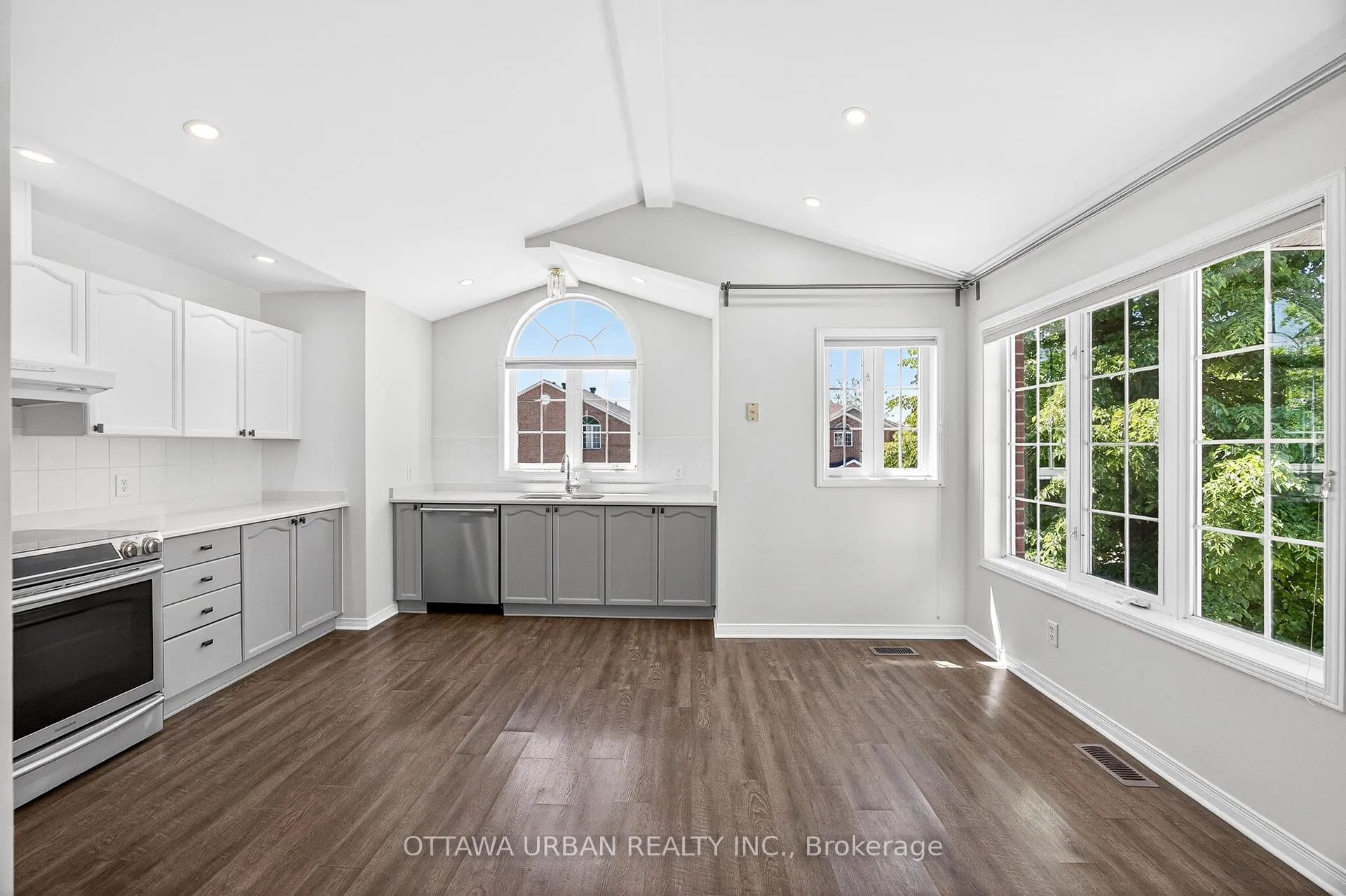 Photo 8 of 127 Castle Glen Crescent, Ottawa, Kanata - Glencairn/Hazeldean — HOMEH