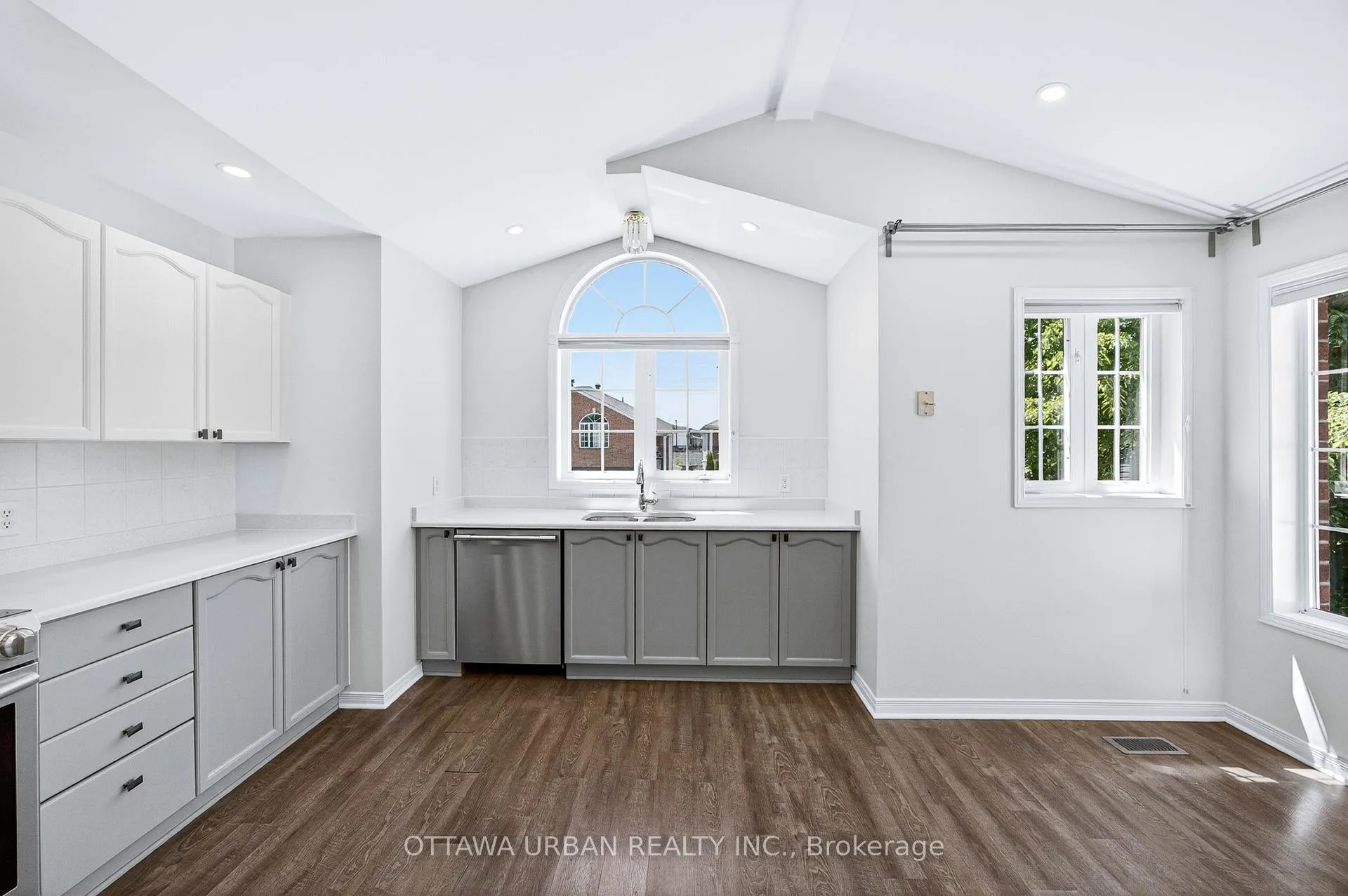 Photo 9 of 127 Castle Glen Crescent, Ottawa, Kanata - Glencairn/Hazeldean — HOMEH