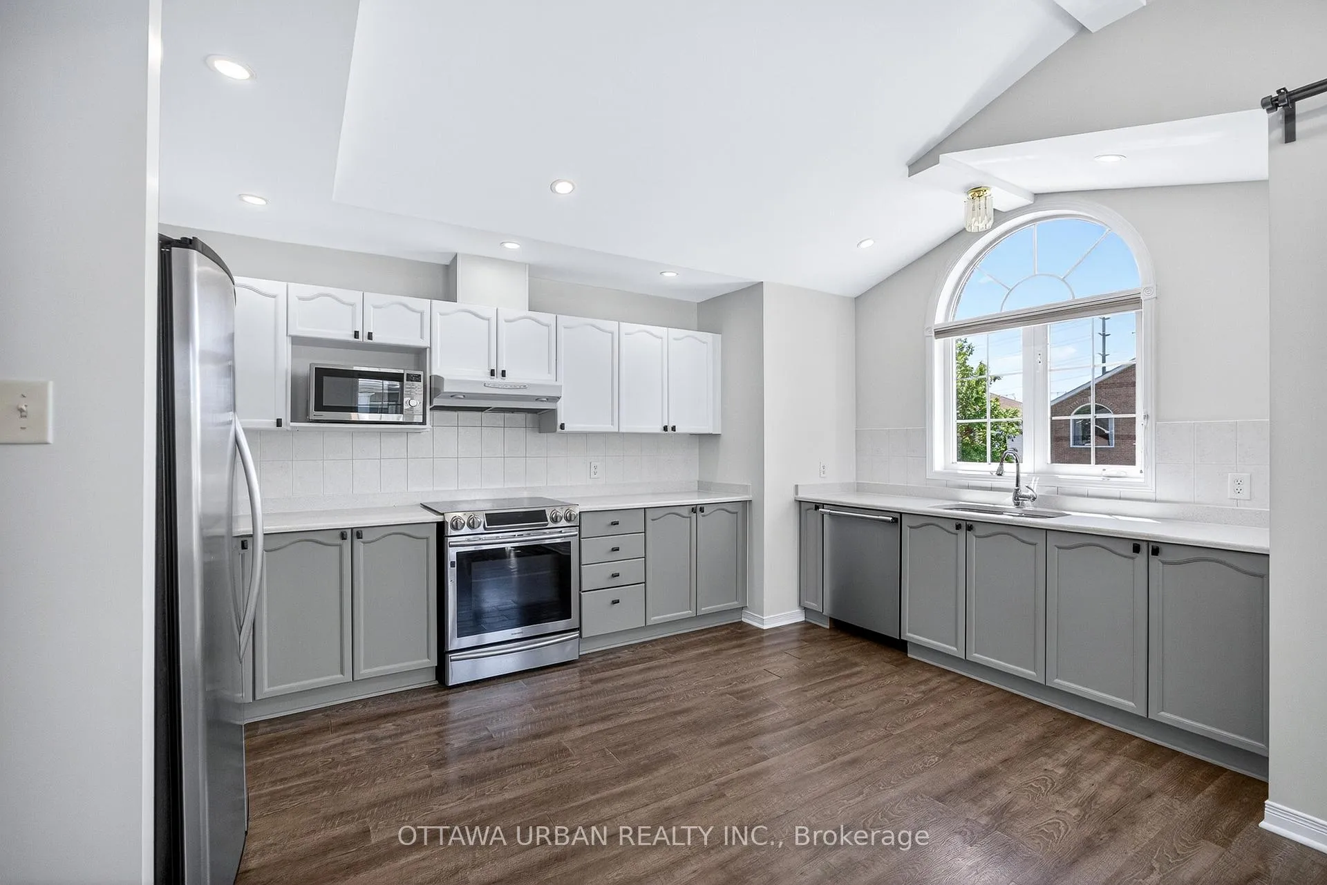 Photo 10 of 127 Castle Glen Crescent, Ottawa, Kanata - Glencairn/Hazeldean — HOMEH