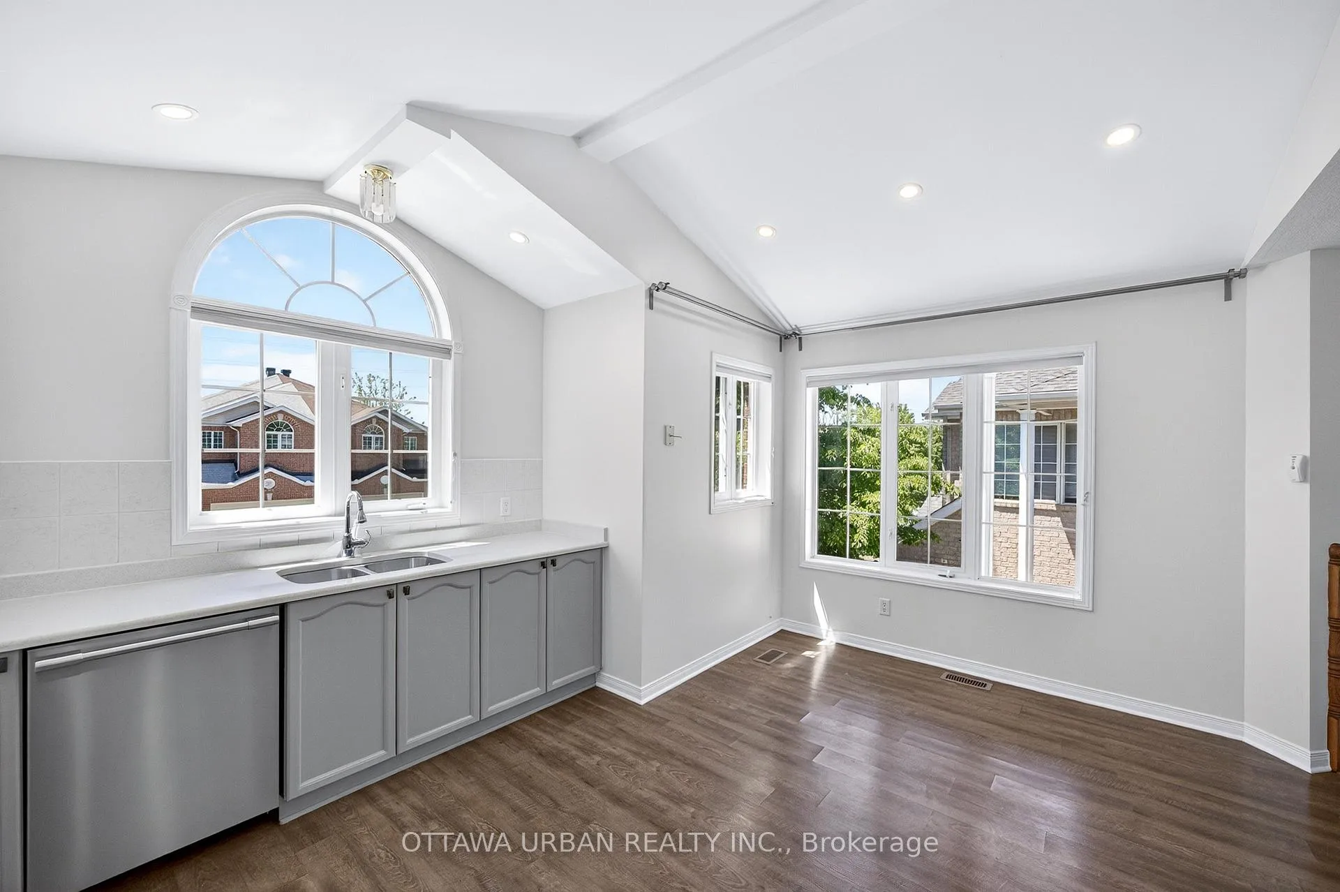 Photo 12 of 127 Castle Glen Crescent, Ottawa, Kanata - Glencairn/Hazeldean — HOMEH