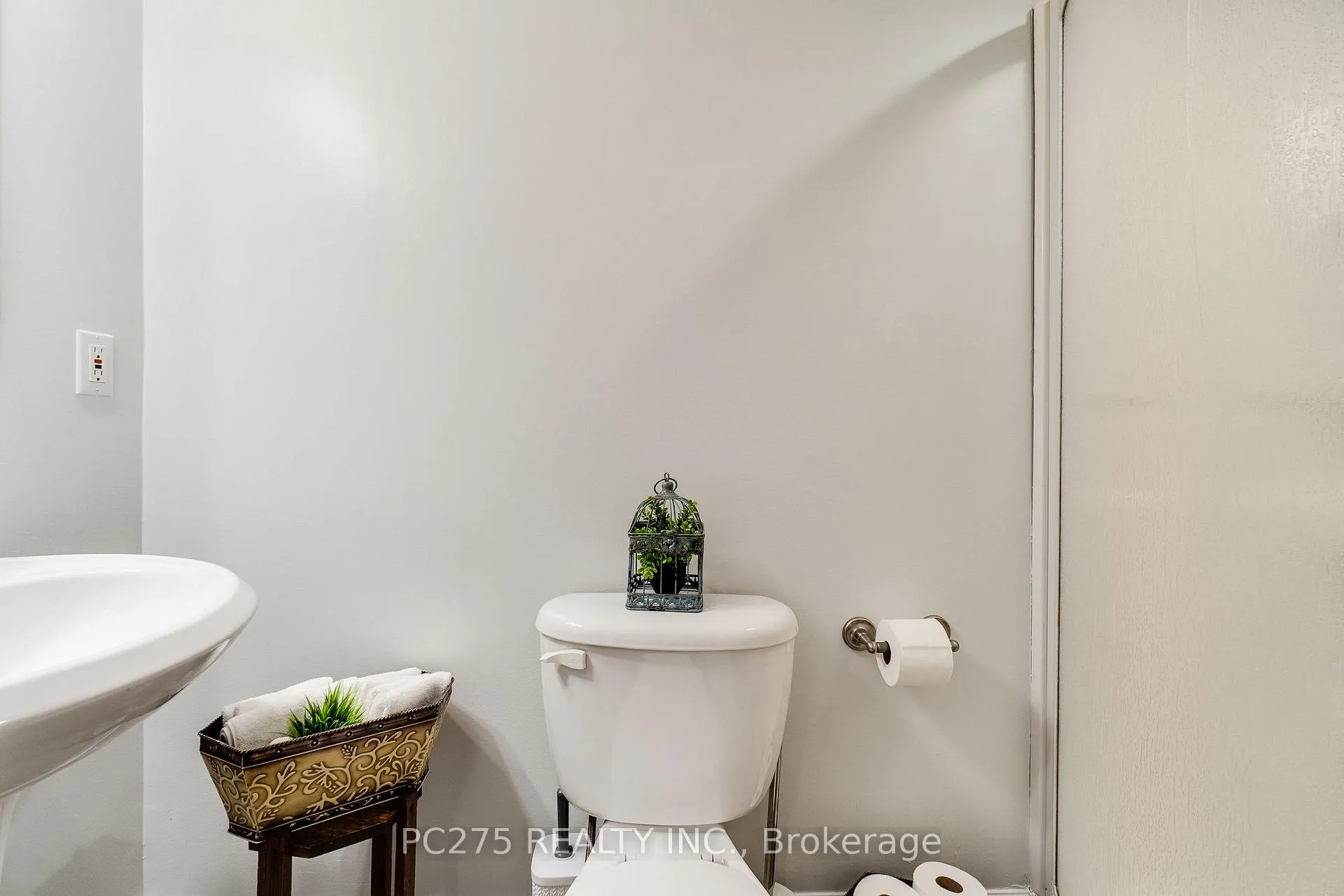Photo 31 of 1853 Royal Crescent, London, East H — HOMEH