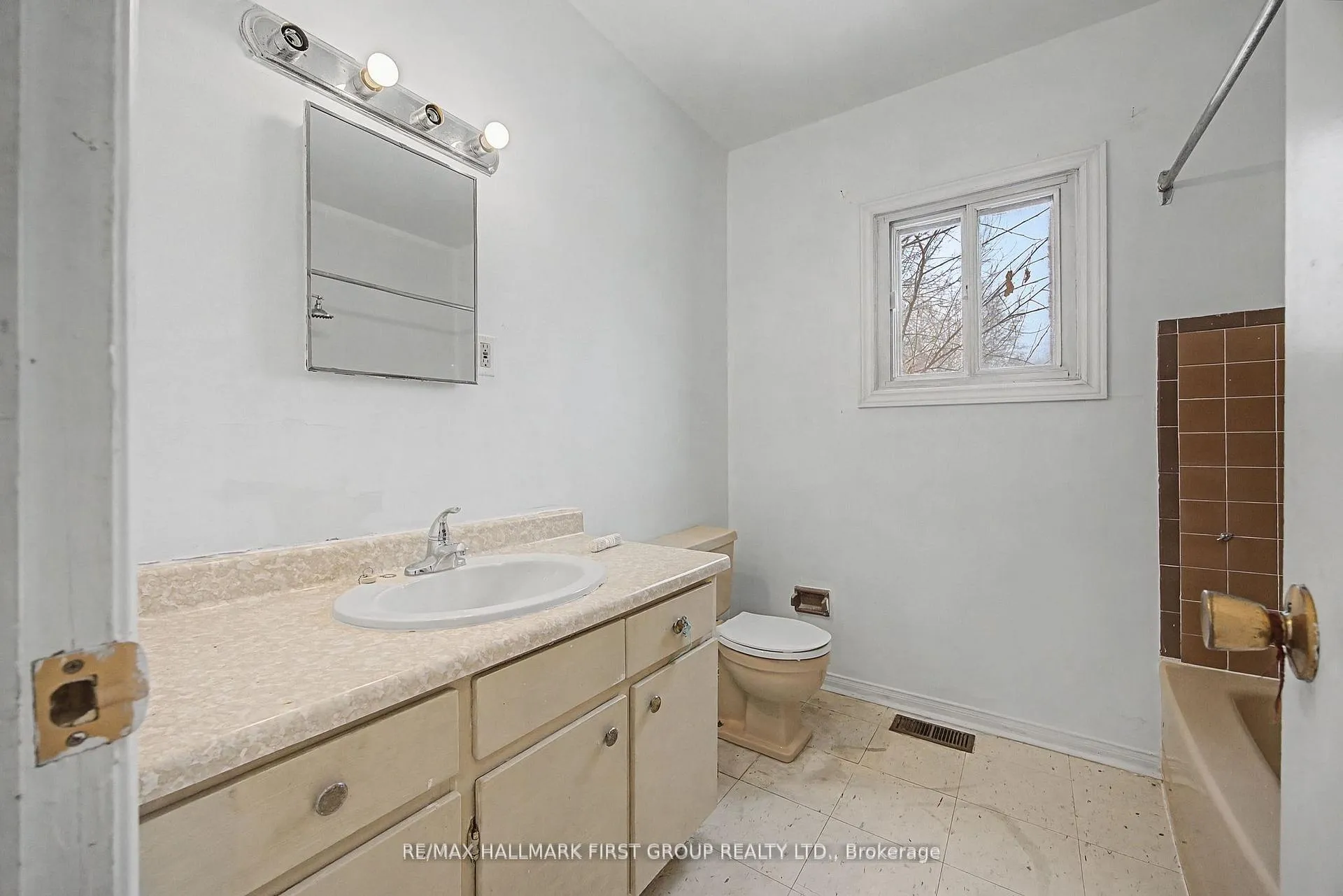 Photo 31 of 239 Davidson Street, Pickering, Rural Pickering — HOMEH