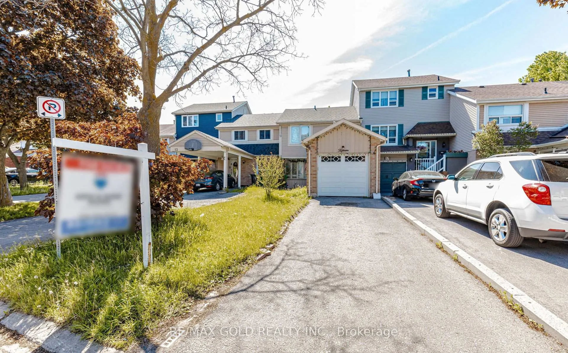 Photo 2 of 15 Courtleigh Square, Brampton, Heart Lake East — HOMEH