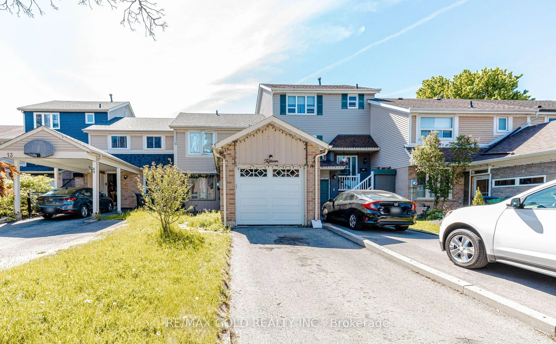 Photo 3 of 15 Courtleigh Square, Brampton, Heart Lake East — HOMEH