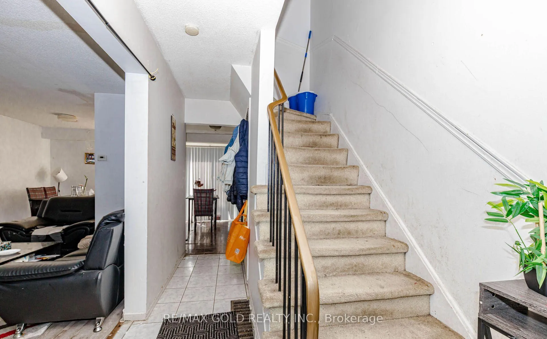 Photo 8 of 15 Courtleigh Square, Brampton, Heart Lake East — HOMEH