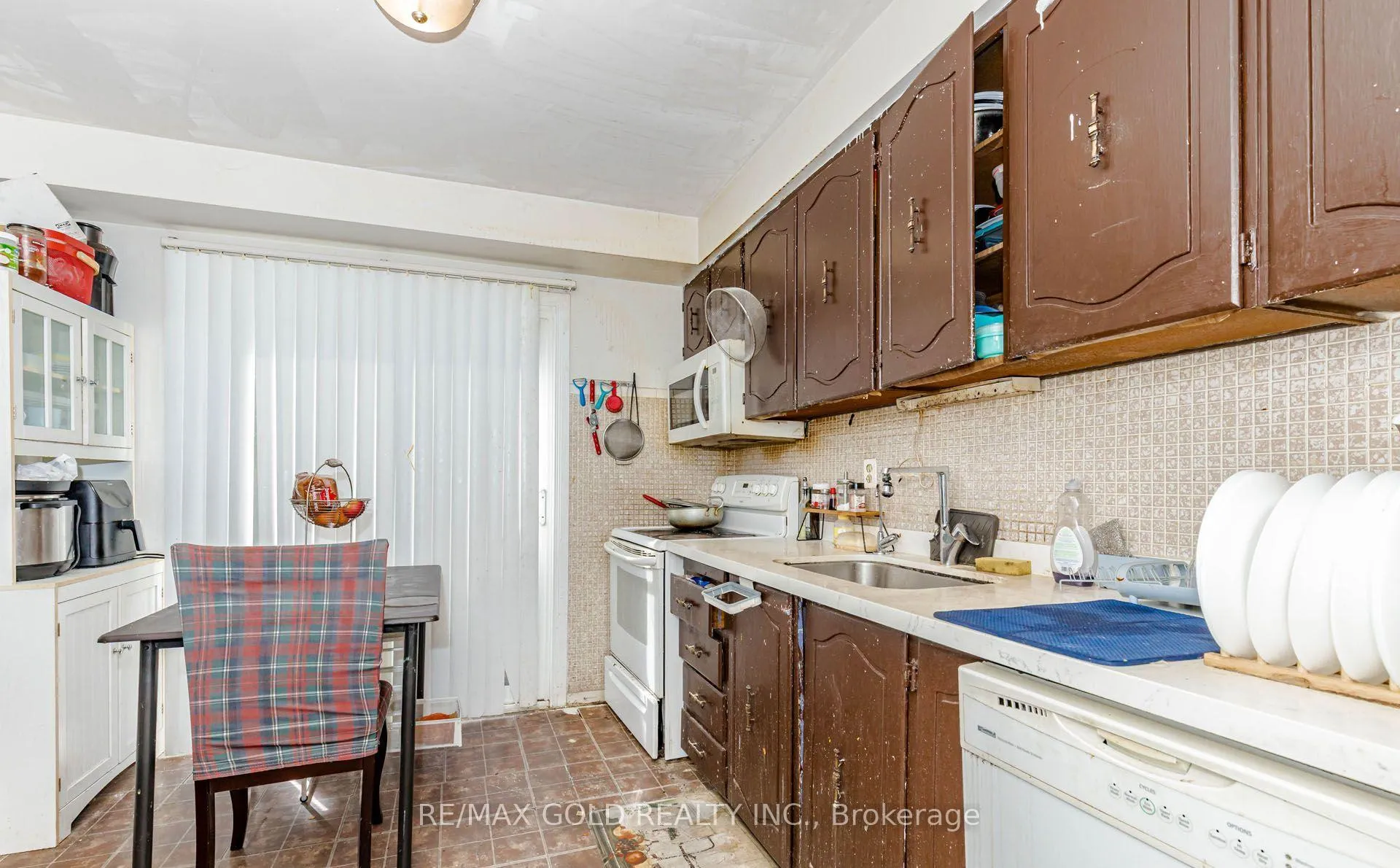 Photo 14 of 15 Courtleigh Square, Brampton, Heart Lake East — HOMEH