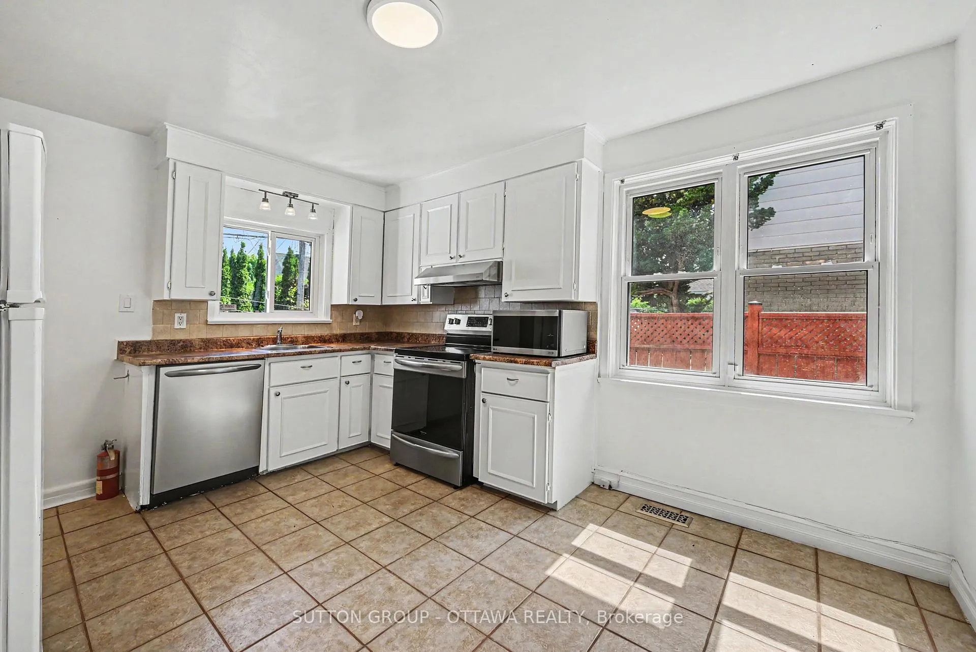 Photo 6 of 1156 Emperor Avenue W, Ottawa, Carlington — HOMEH