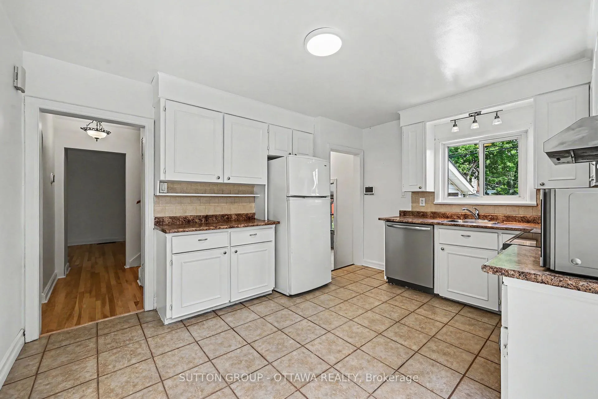 Photo 7 of 1156 Emperor Avenue W, Ottawa, Carlington — HOMEH