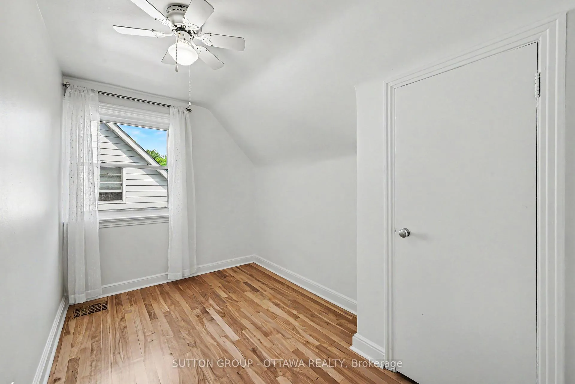 Photo 10 of 1156 Emperor Avenue W, Ottawa, Carlington — HOMEH