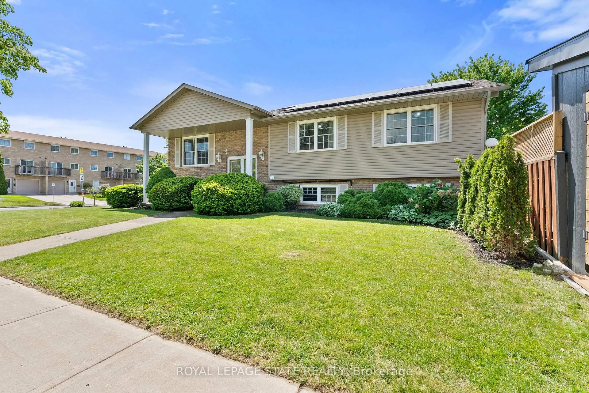 Photo 2 of 83 Amberwood Street, Hamilton, Stoney Creek Mountain — HOMEH