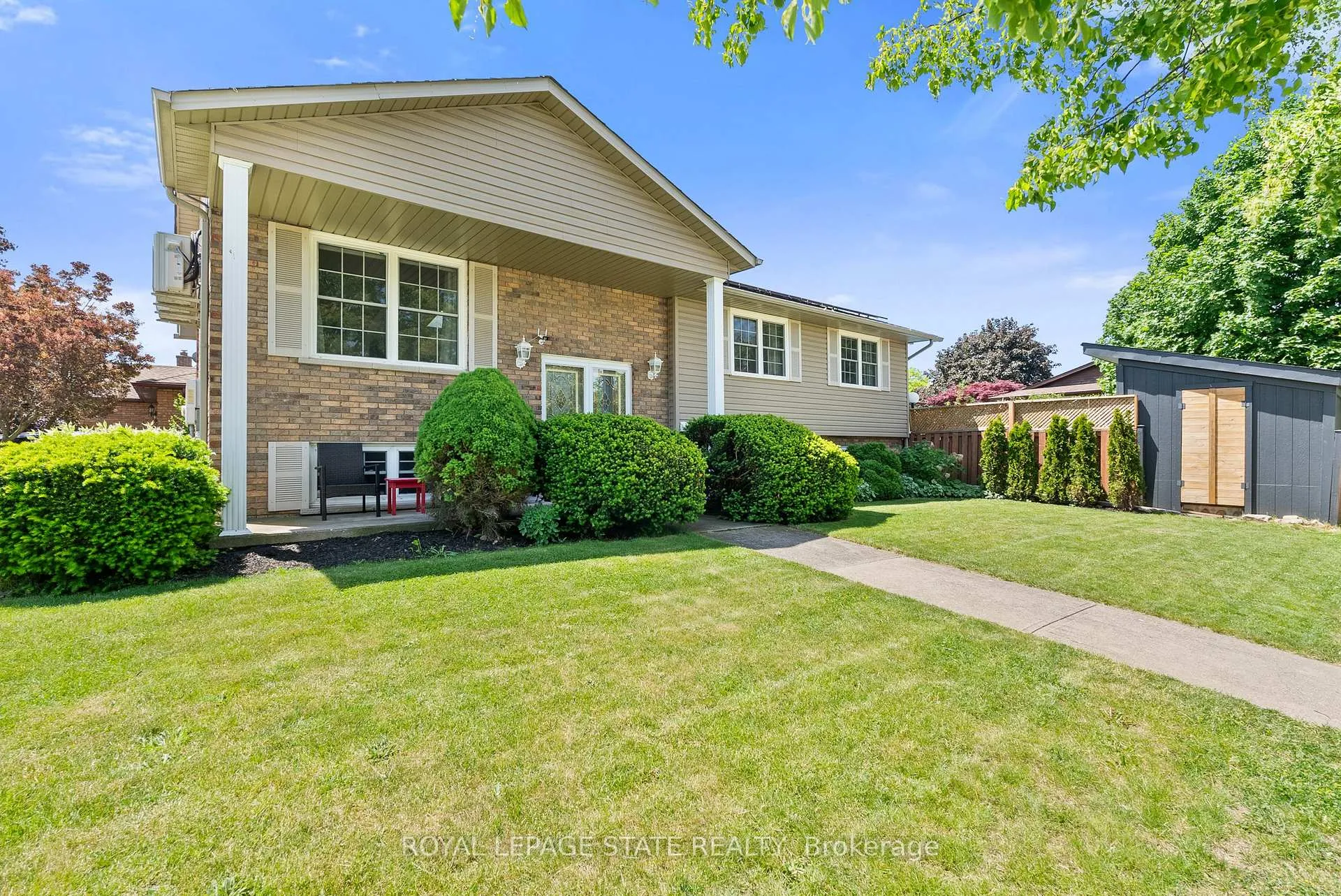 Photo 3 of 83 Amberwood Street, Hamilton, Stoney Creek Mountain — HOMEH