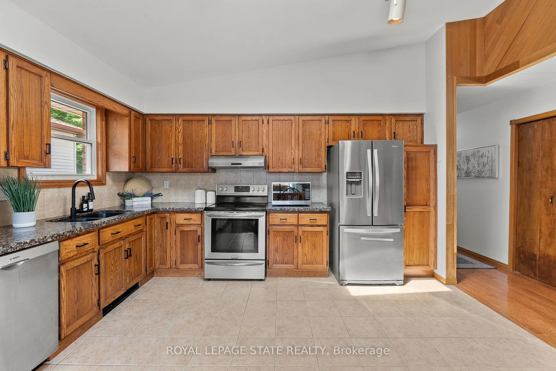 Photo 12 of 83 Amberwood Street, Hamilton, Stoney Creek Mountain — HOMEH
