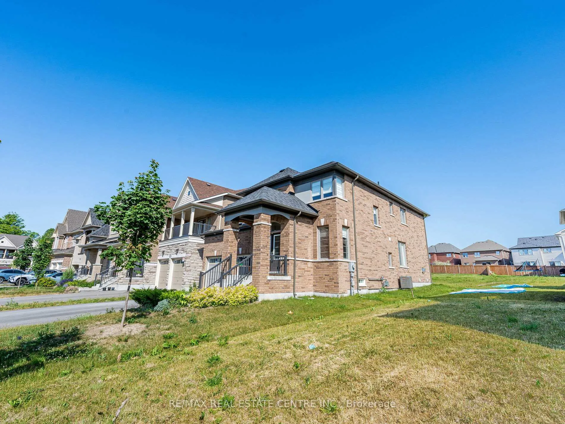 Photo 2 of 192 Miyako Court, Oshawa, Windfields — HOMEH