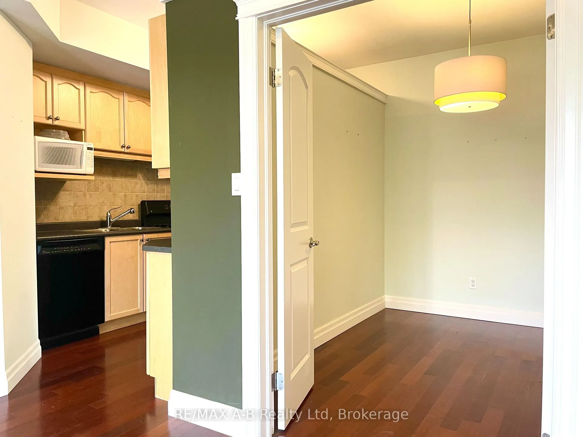 Photo 4 of Unit 204, 555 King Street E, Kitchener, King East — HOMEH