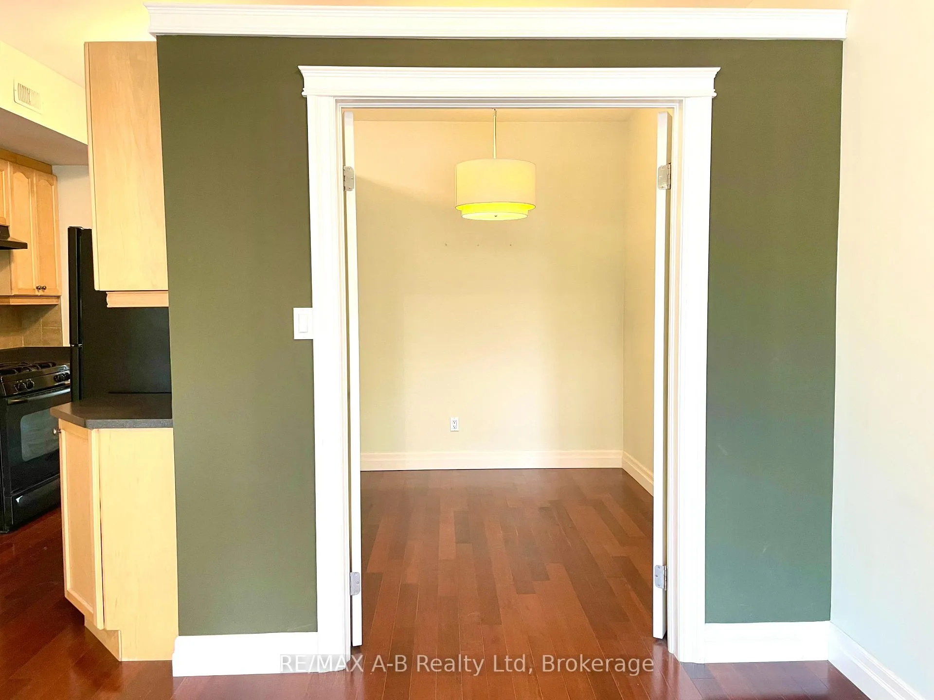 Photo 5 of Unit 204, 555 King Street E, Kitchener, King East — HOMEH