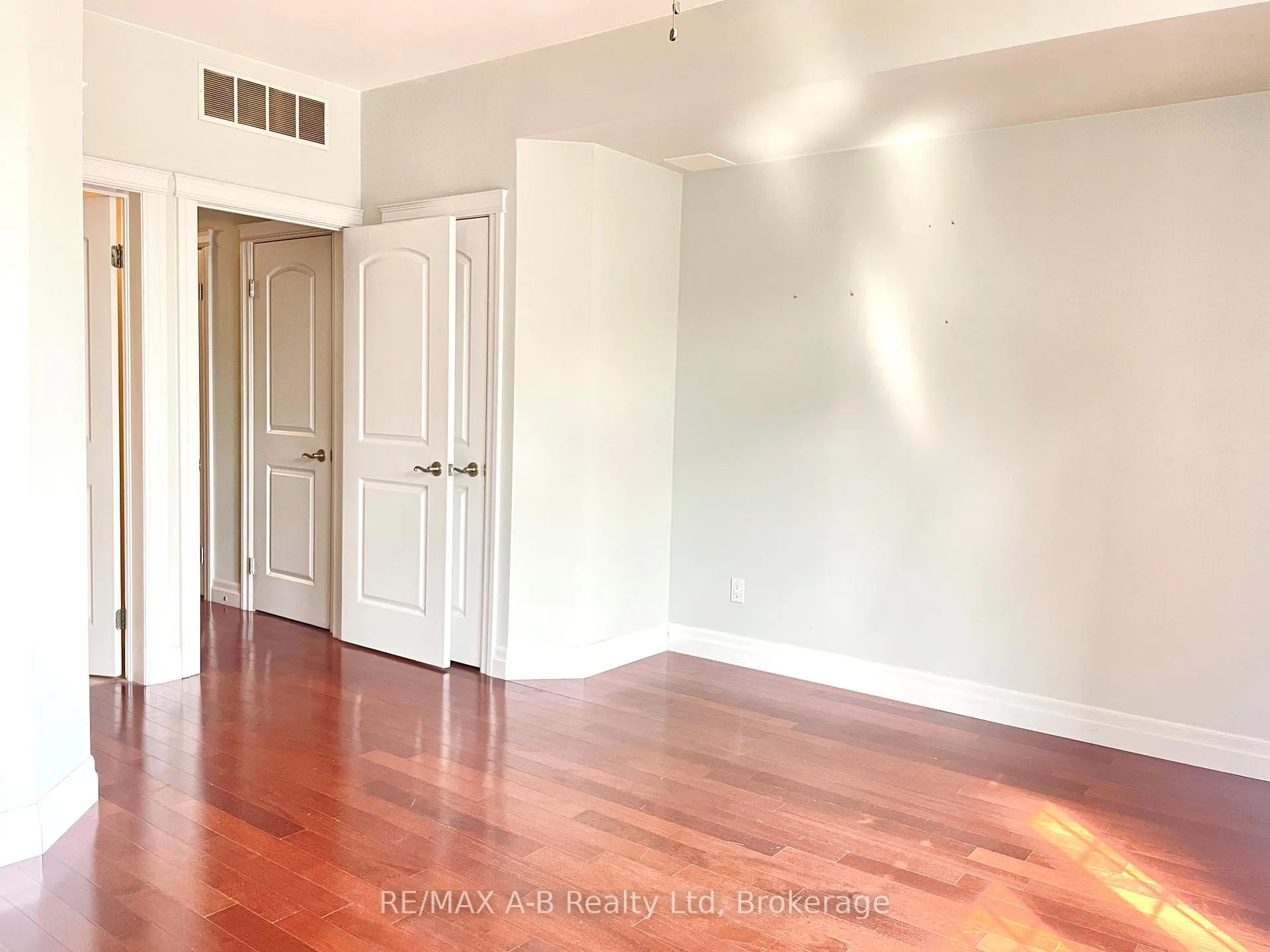 Photo 10 of Unit 204, 555 King Street E, Kitchener, King East — HOMEH