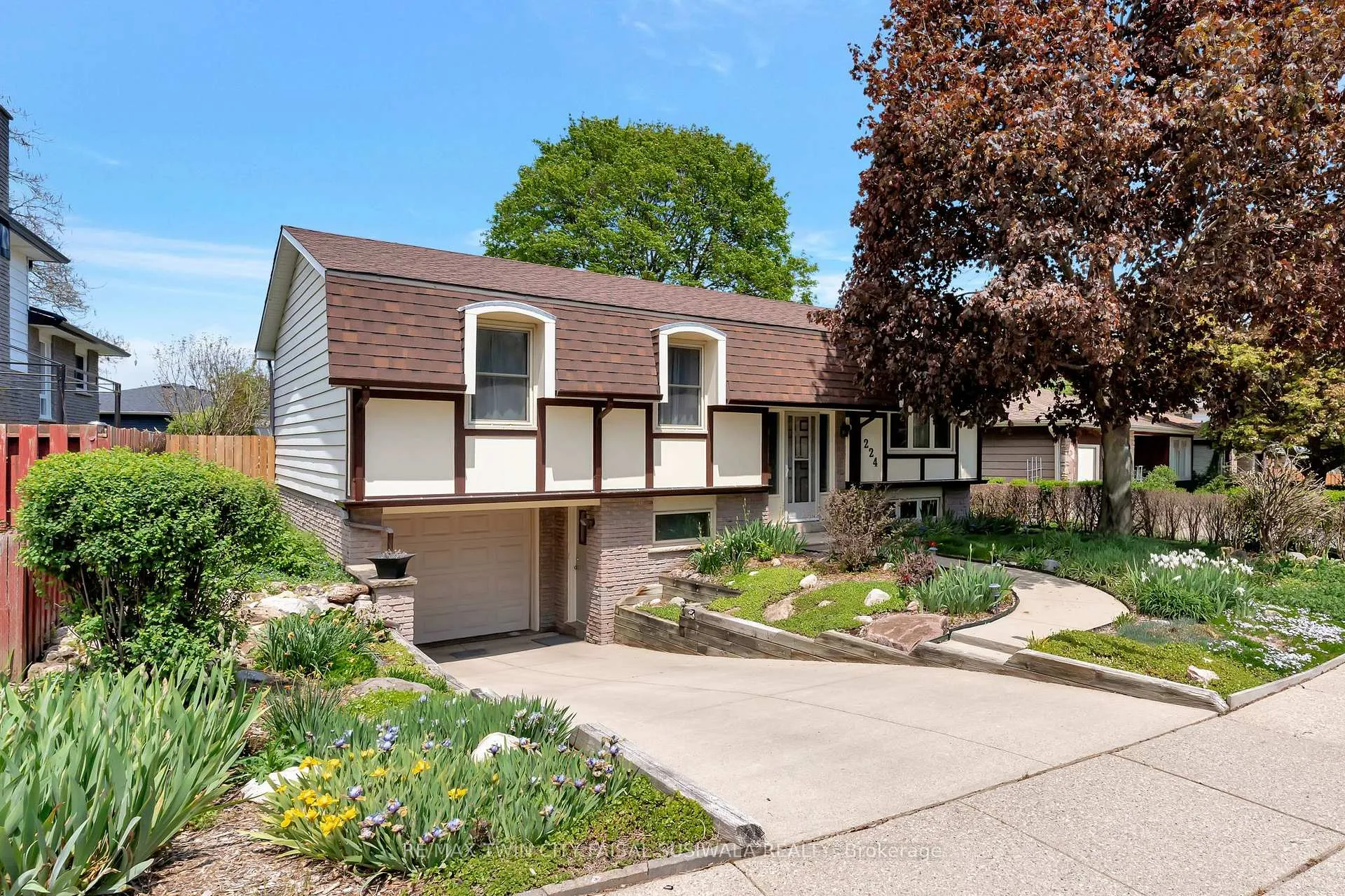 Photo 2 of 224 Erindale Crescent, Cambridge — HOMEH