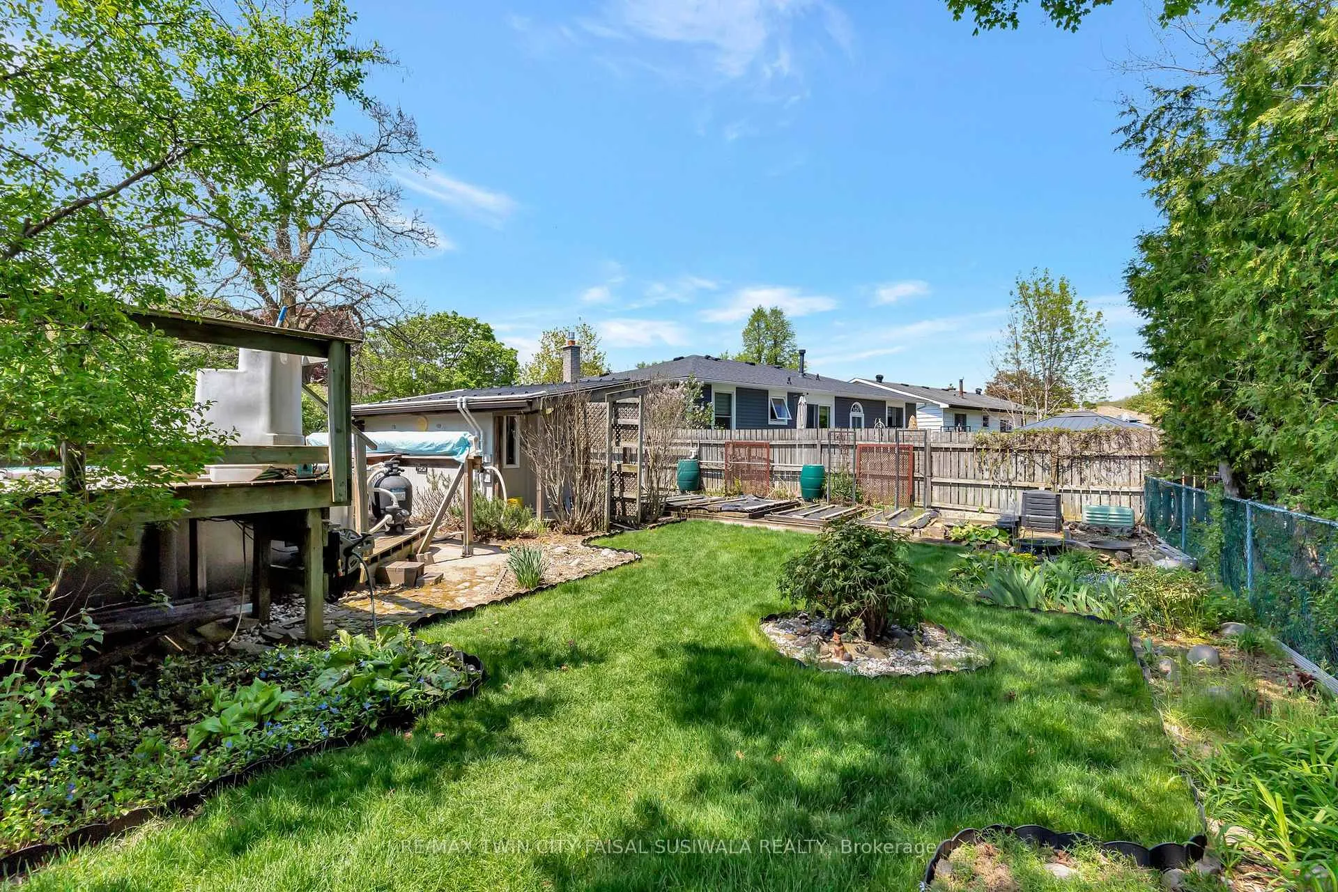 Photo 3 of 224 Erindale Crescent, Cambridge — HOMEH