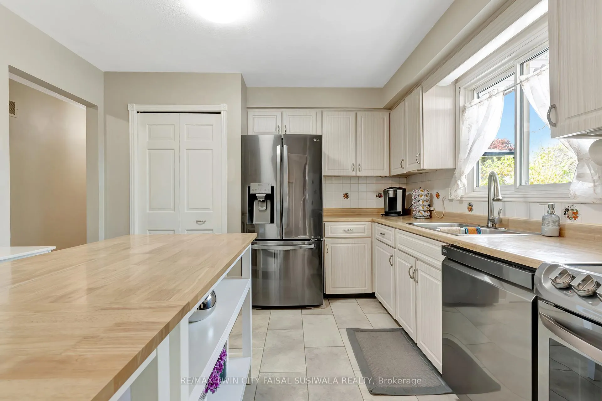Photo 14 of 224 Erindale Crescent, Cambridge — HOMEH