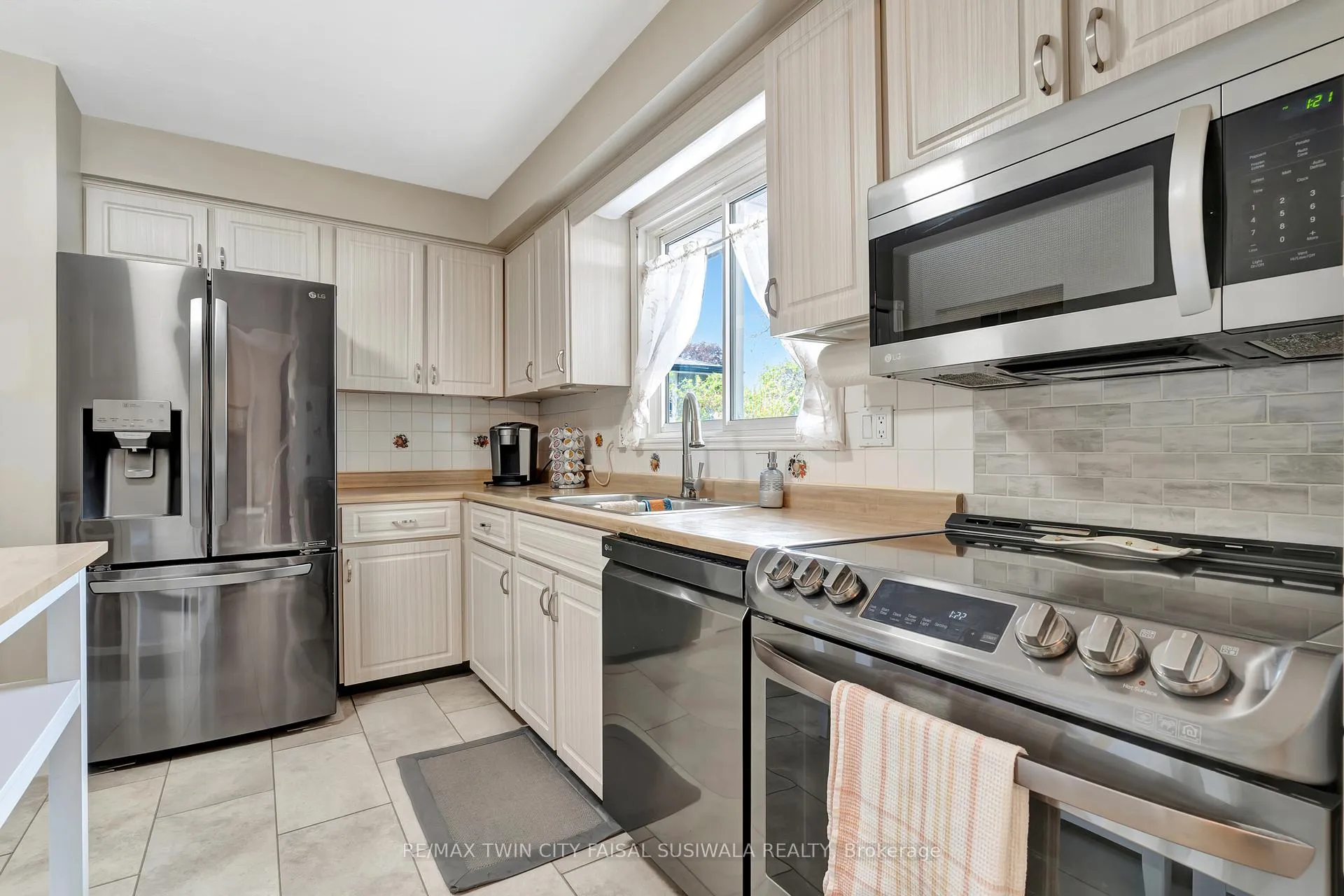 Photo 15 of 224 Erindale Crescent, Cambridge — HOMEH
