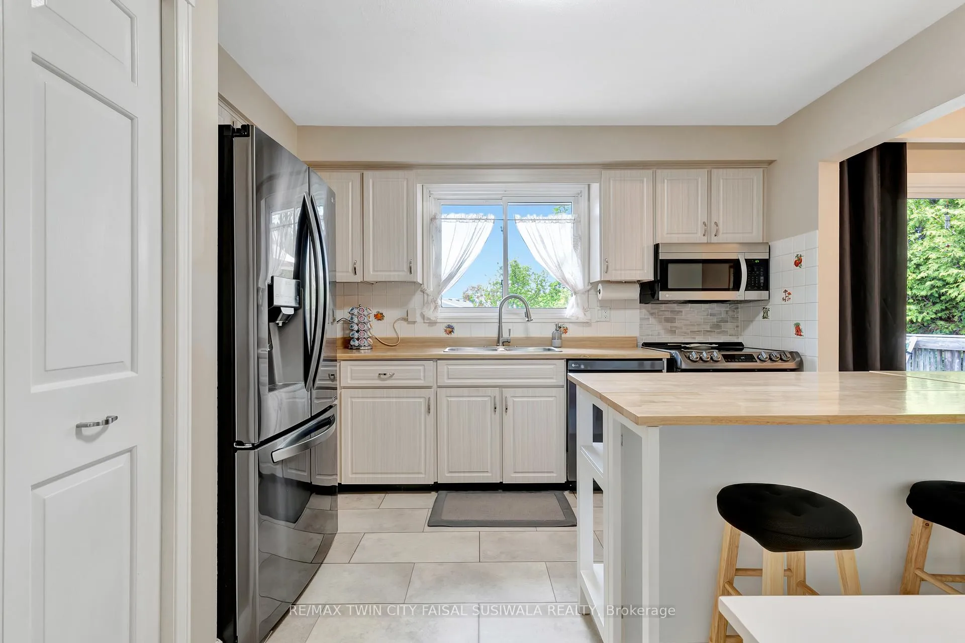 Photo 16 of 224 Erindale Crescent, Cambridge — HOMEH