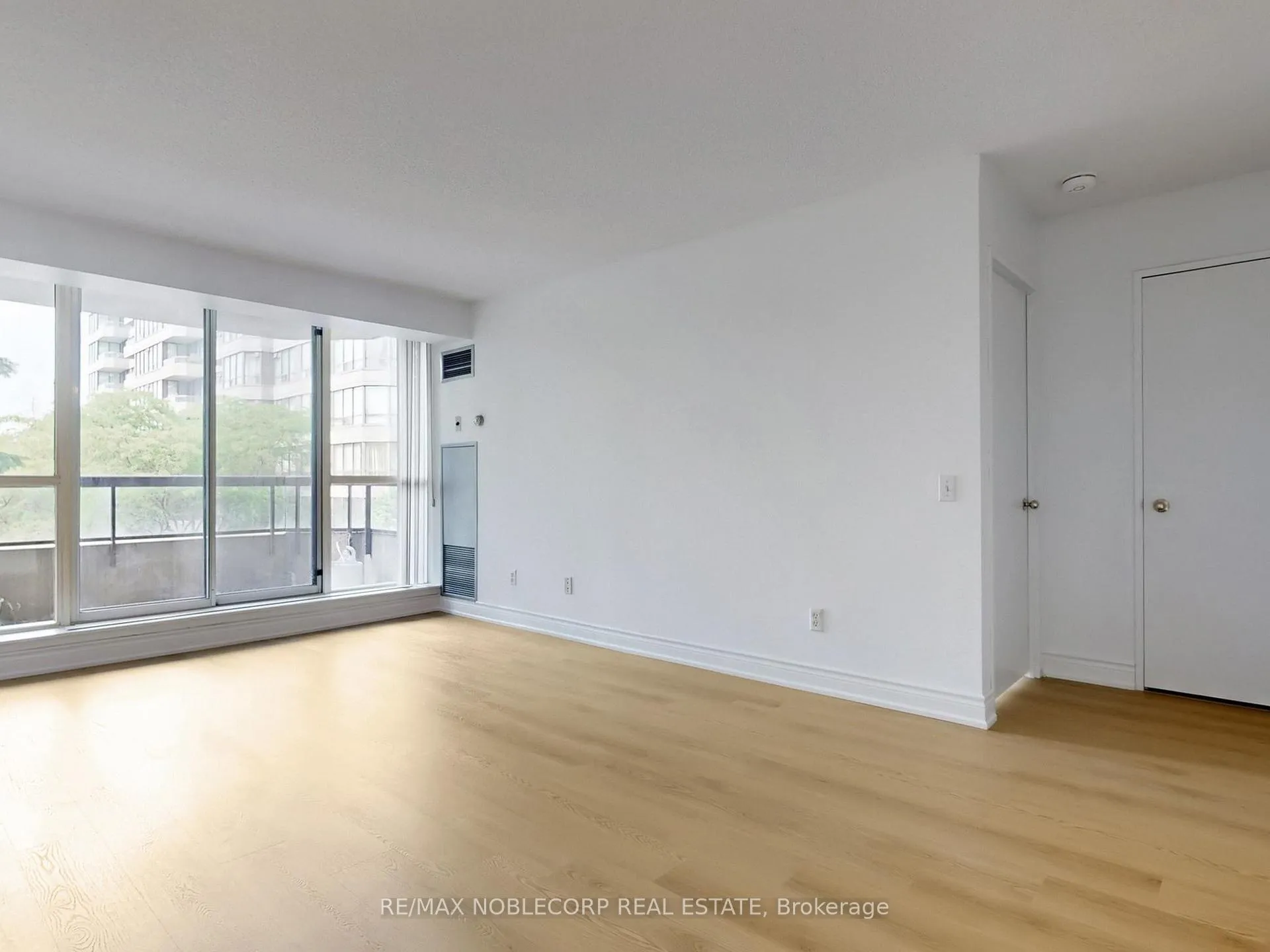 Photo 10 of Unit 312, 91 Townsgate Drive, Vaughan, Crestwood-Springfarm-Yorkhill — HOMEH
