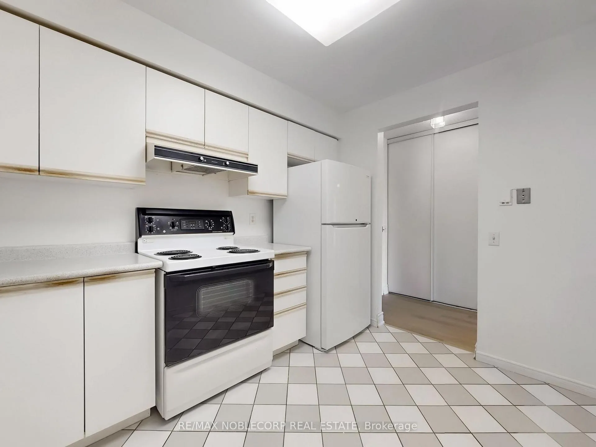 Photo 15 of Unit 312, 91 Townsgate Drive, Vaughan, Crestwood-Springfarm-Yorkhill — HOMEH