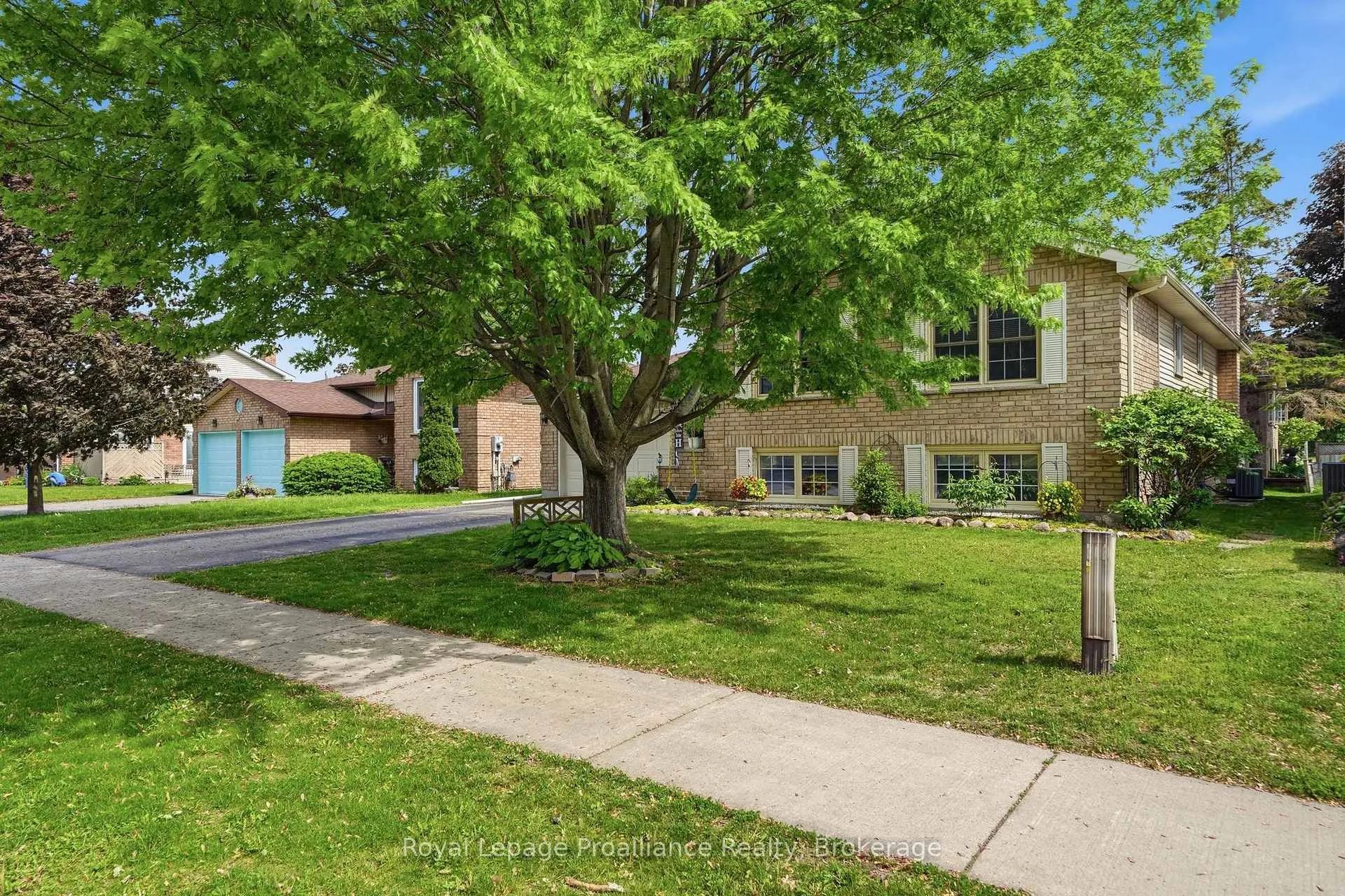 Photo 3 of 31 Springbrook Crescent, Belleville, Belleville Ward — HOMEH