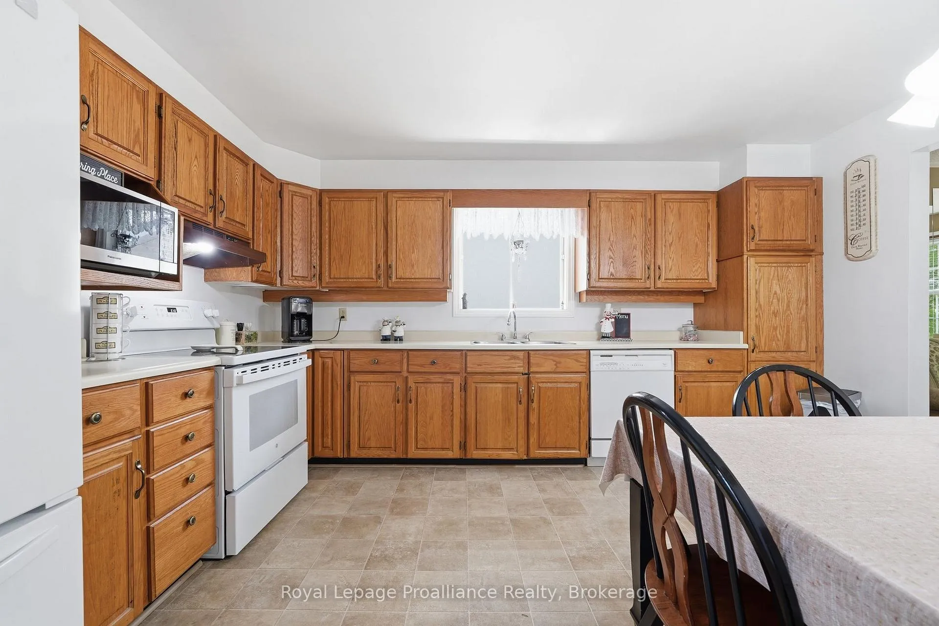 Photo 11 of 31 Springbrook Crescent, Belleville, Belleville Ward — HOMEH