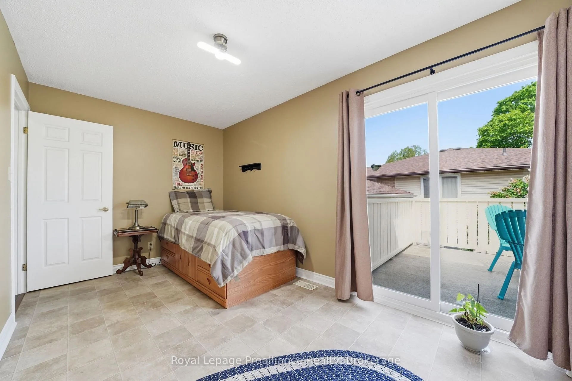 Photo 25 of 31 Springbrook Crescent, Belleville, Belleville Ward — HOMEH