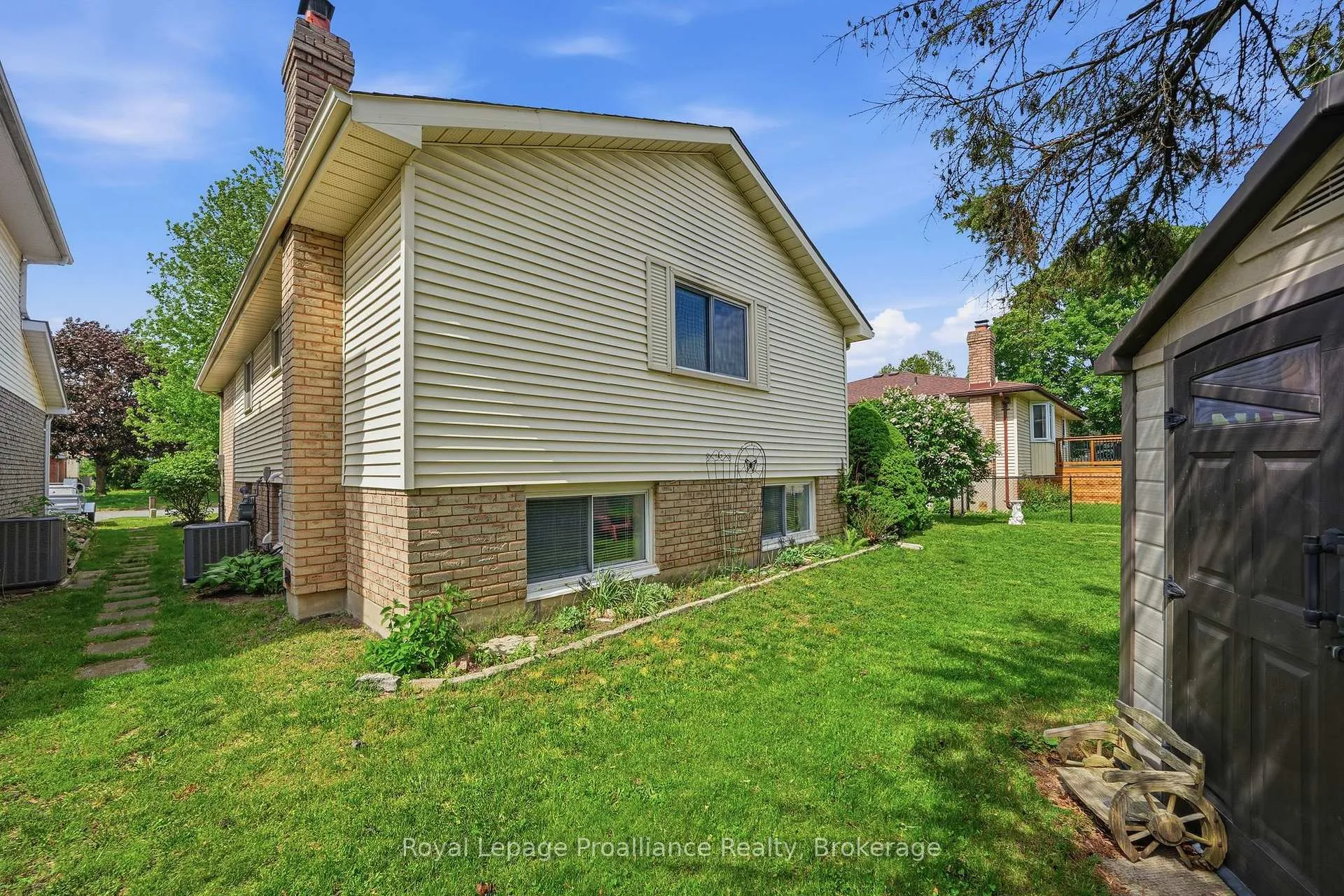 Photo 38 of 31 Springbrook Crescent, Belleville, Belleville Ward — HOMEH