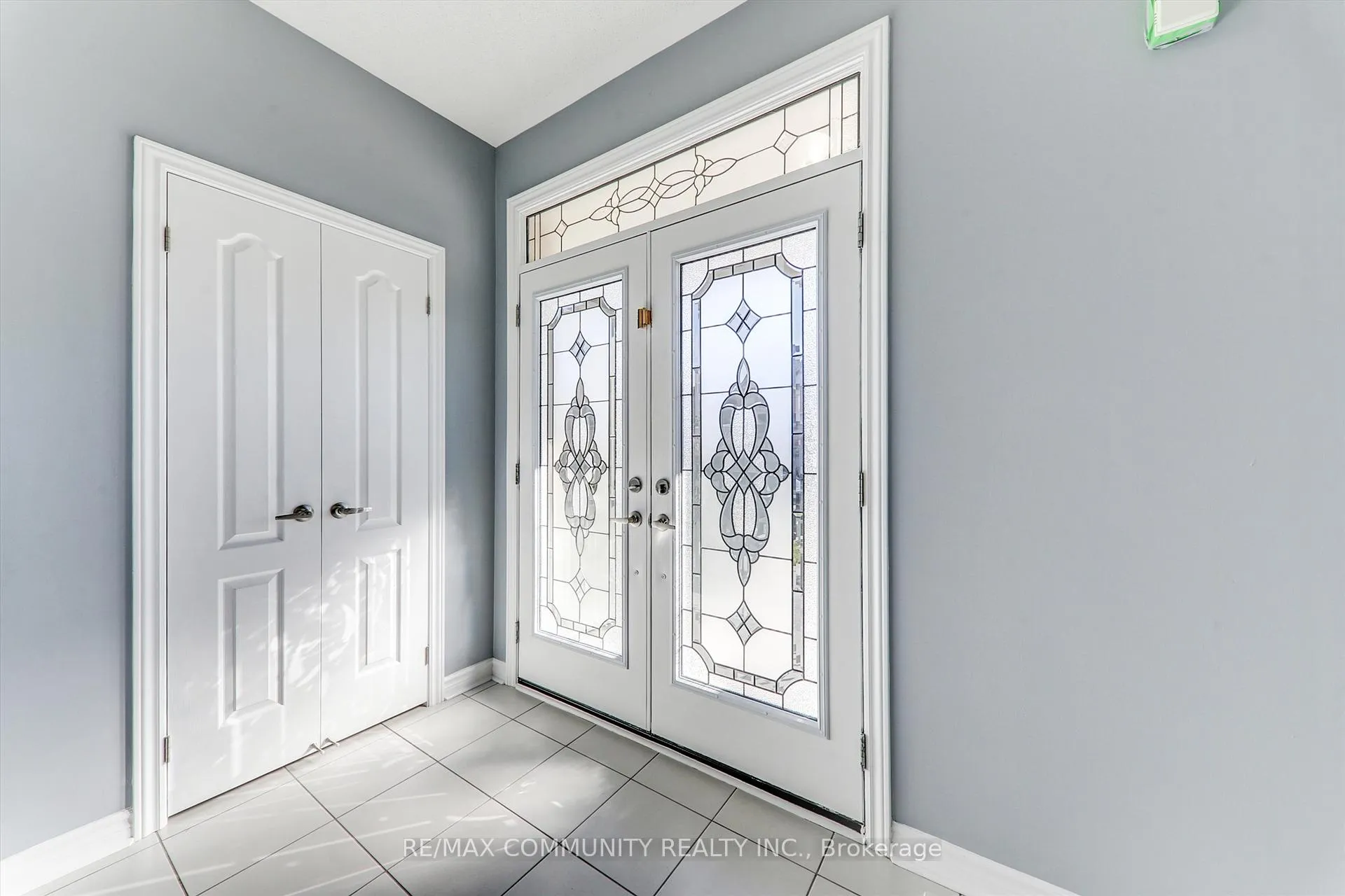 Photo 5 of 79 Mcroberts Crescent, Clarington, Courtice — HOMEH