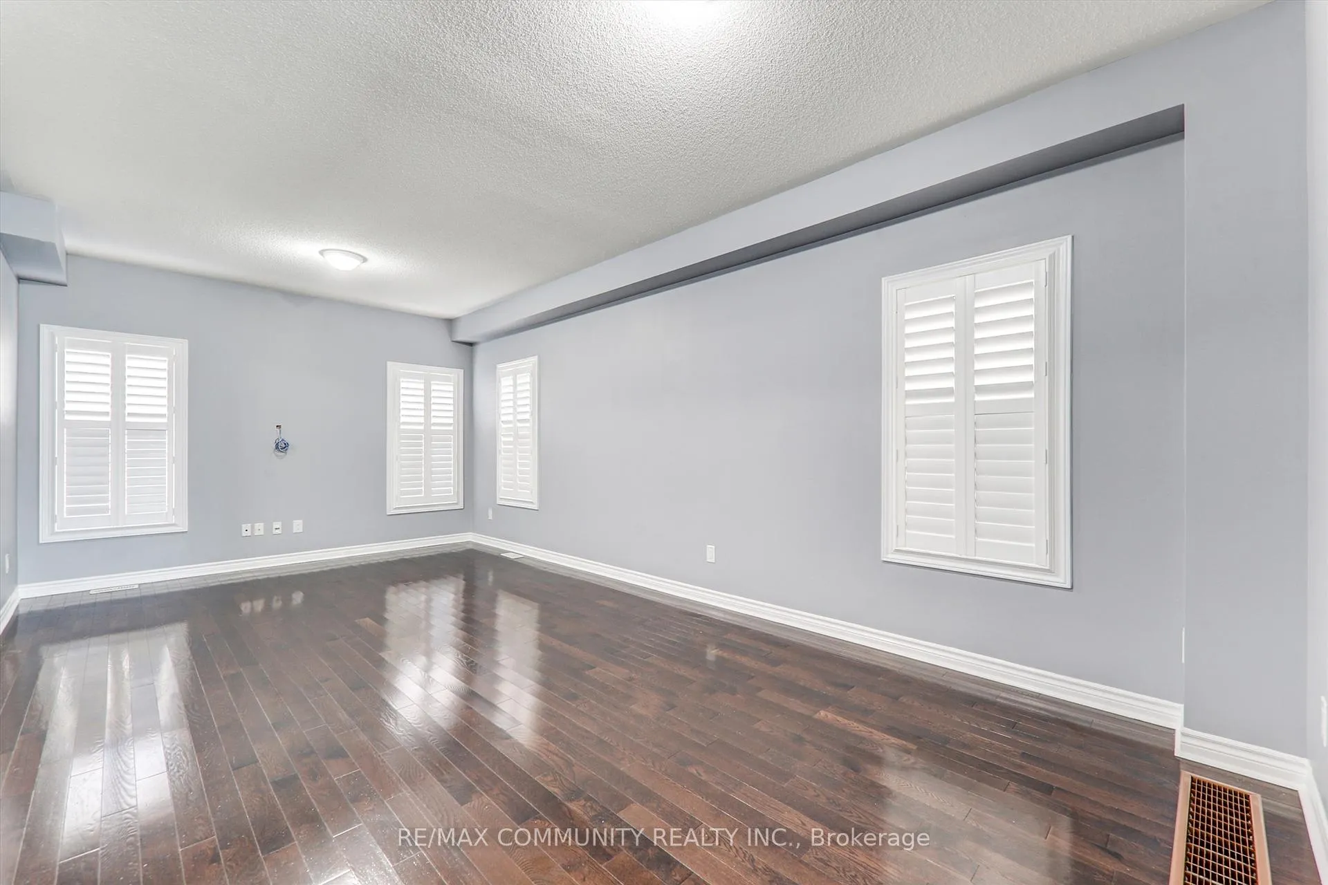 Photo 8 of 79 Mcroberts Crescent, Clarington, Courtice — HOMEH