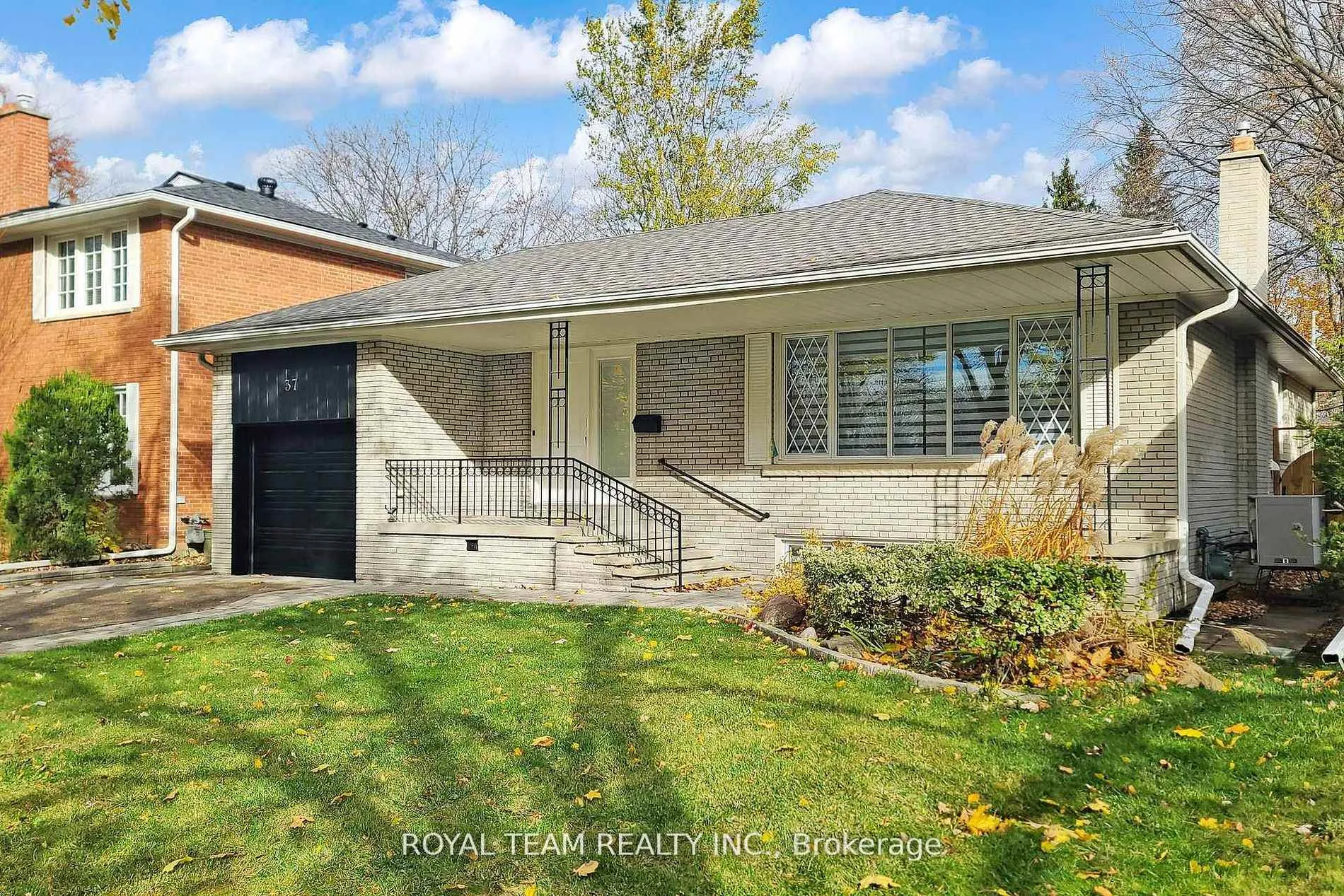 Photo 2 of 37 Markland Drive, Etobicoke, Markland Wood — HOMEH